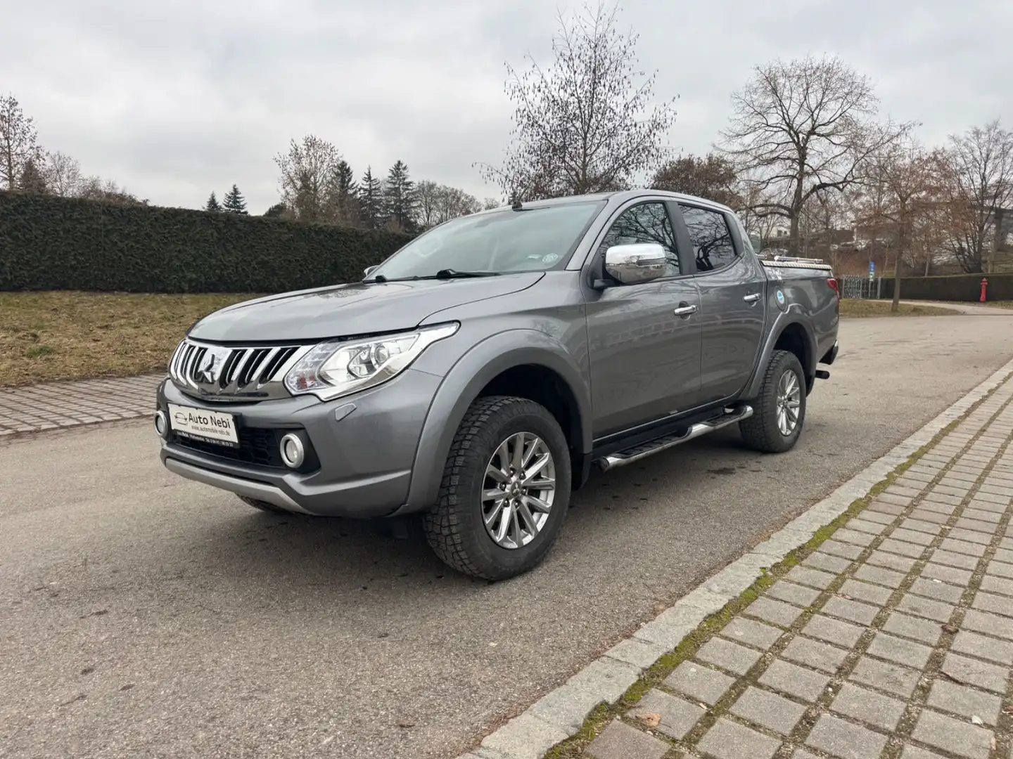 Mitsubishi L200 SUV-Star+ Doppelkabine 4WD*Automatik* Grau - 1