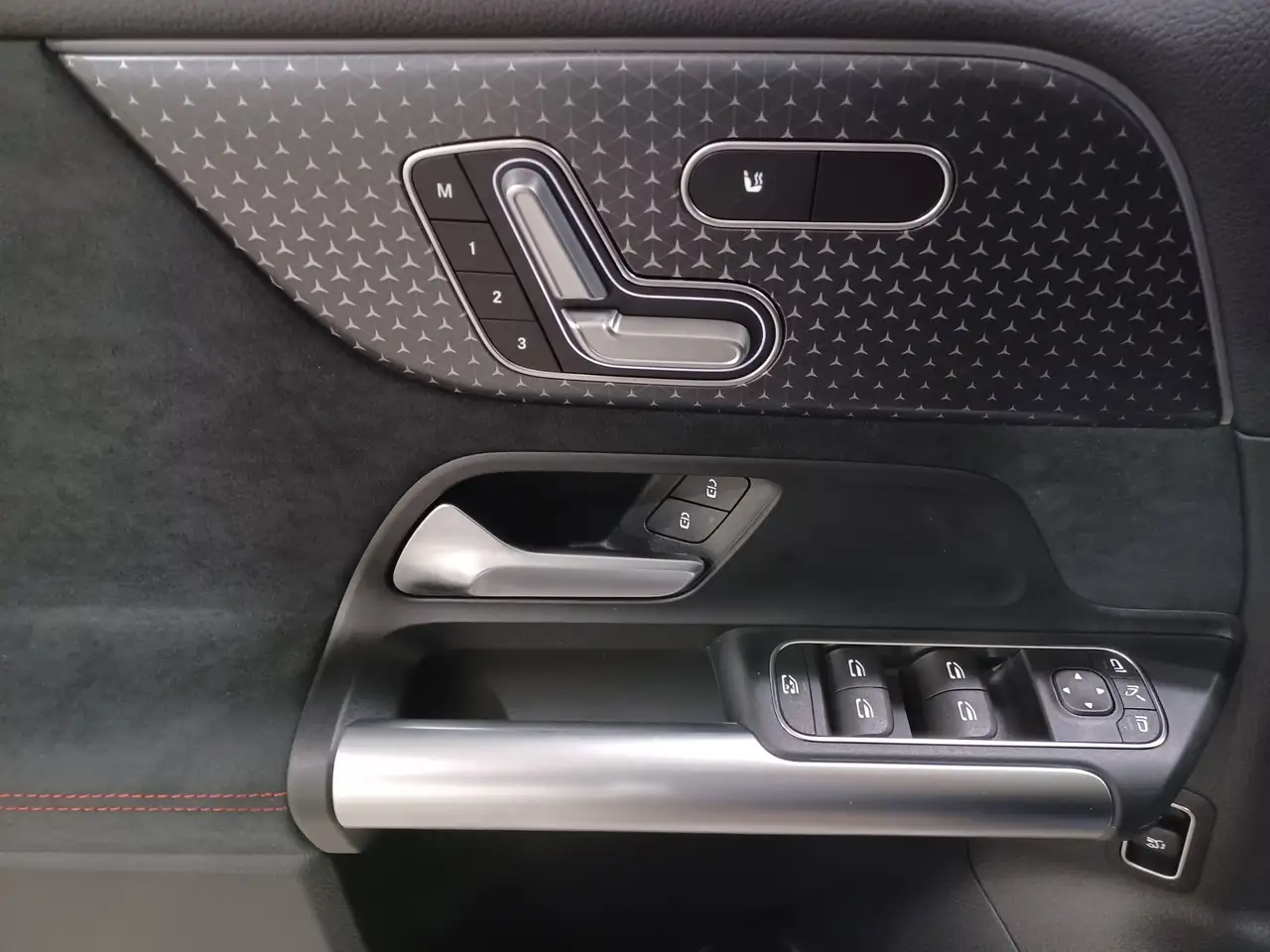 Mercedes-Benz GLA снимка Mercedes-Benz GLA