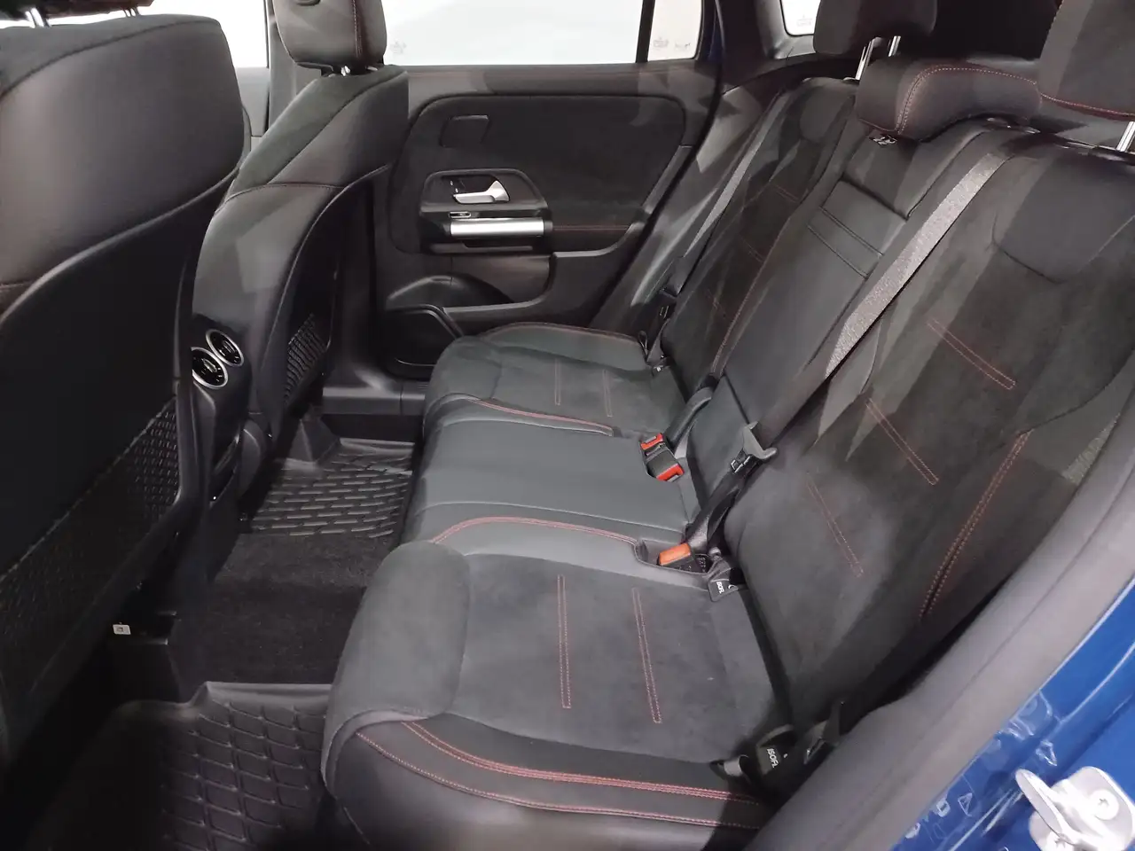 Mercedes-Benz GLA снимка Mercedes-Benz GLA