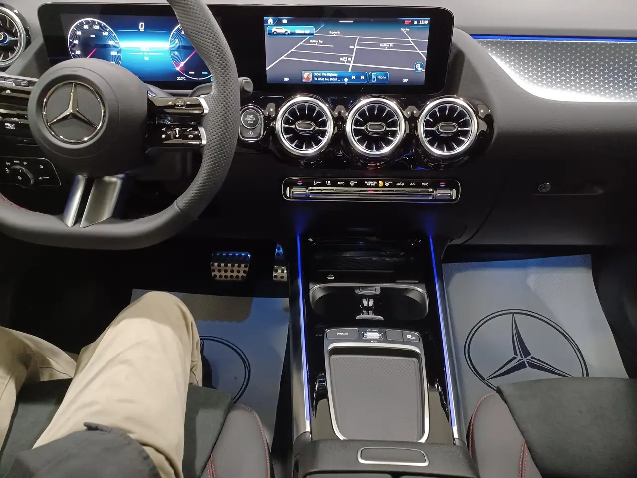 Mercedes-Benz GLA снимка Mercedes-Benz GLA