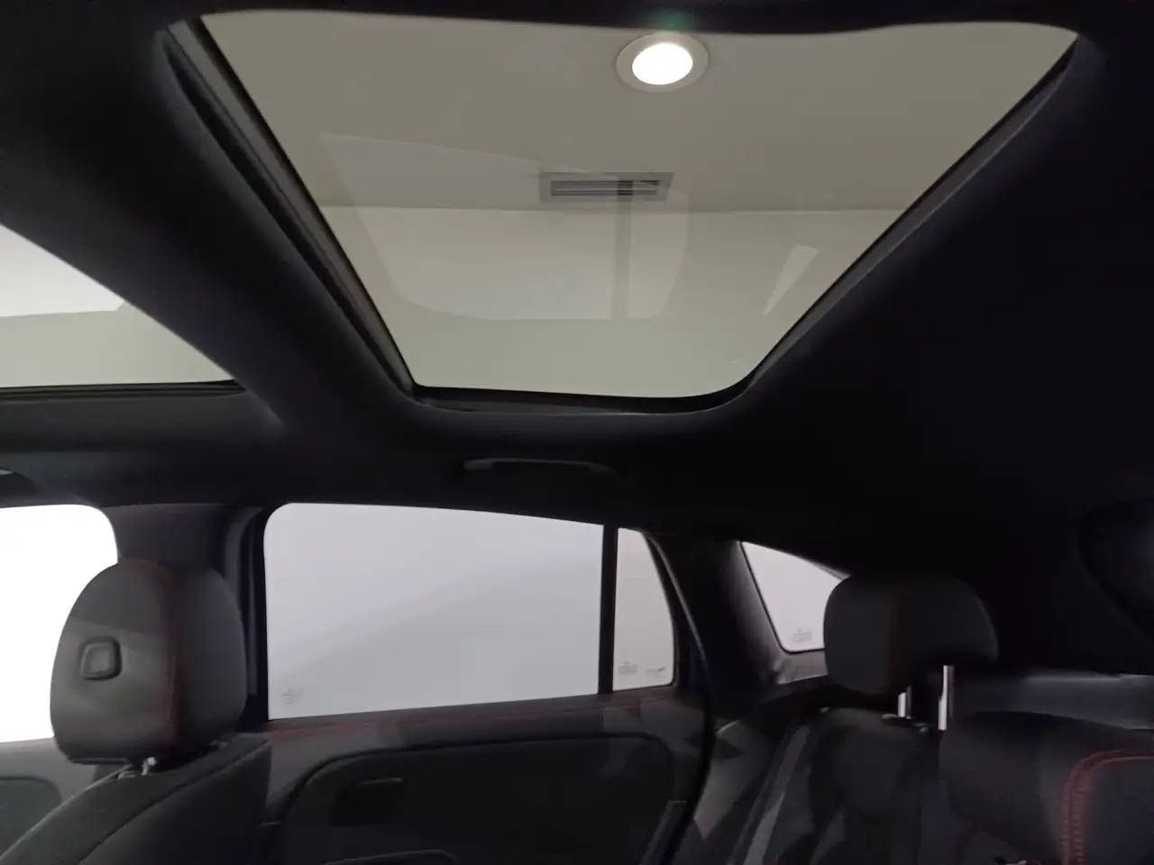 Mercedes-Benz GLA снимка Mercedes-Benz GLA