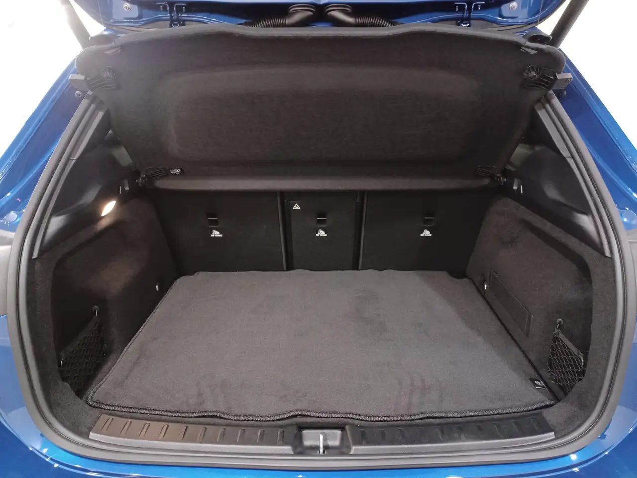 Mercedes-Benz GLA снимка Mercedes-Benz GLA