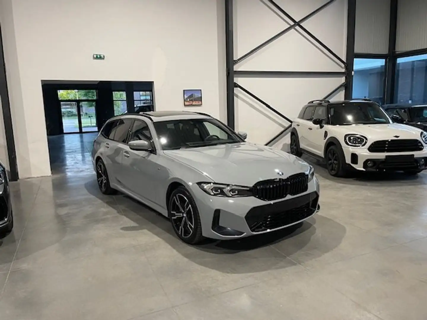 BMW 330 xDrive M-Pack met Garantie Grijs - 1