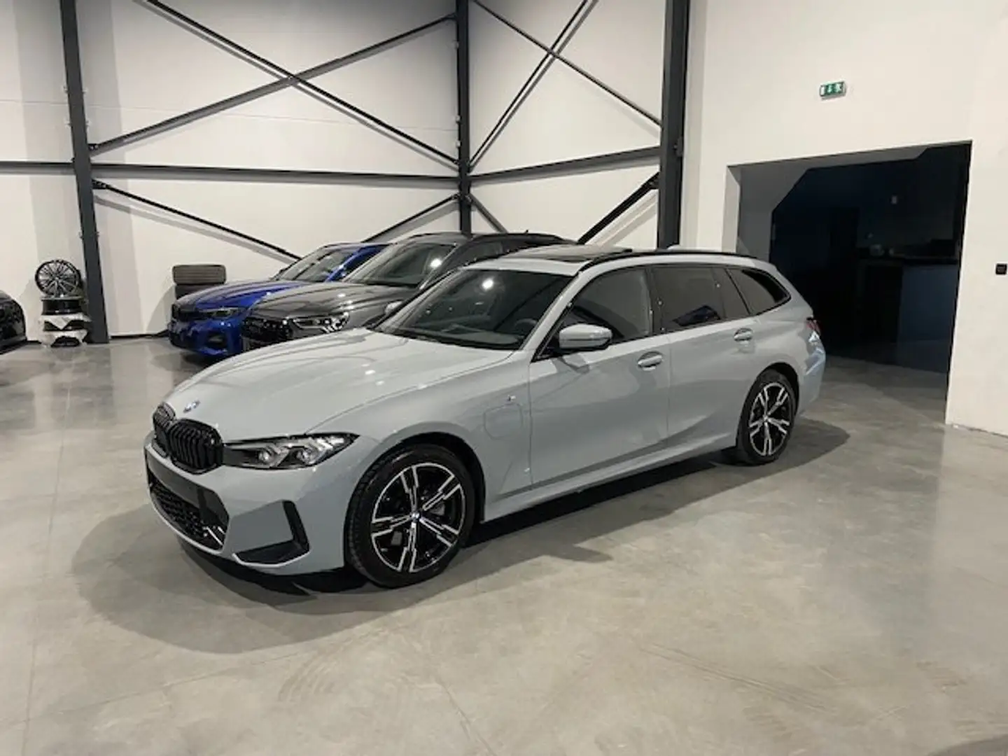 BMW 330 xDrive M-Pack met Garantie Grijs - 2