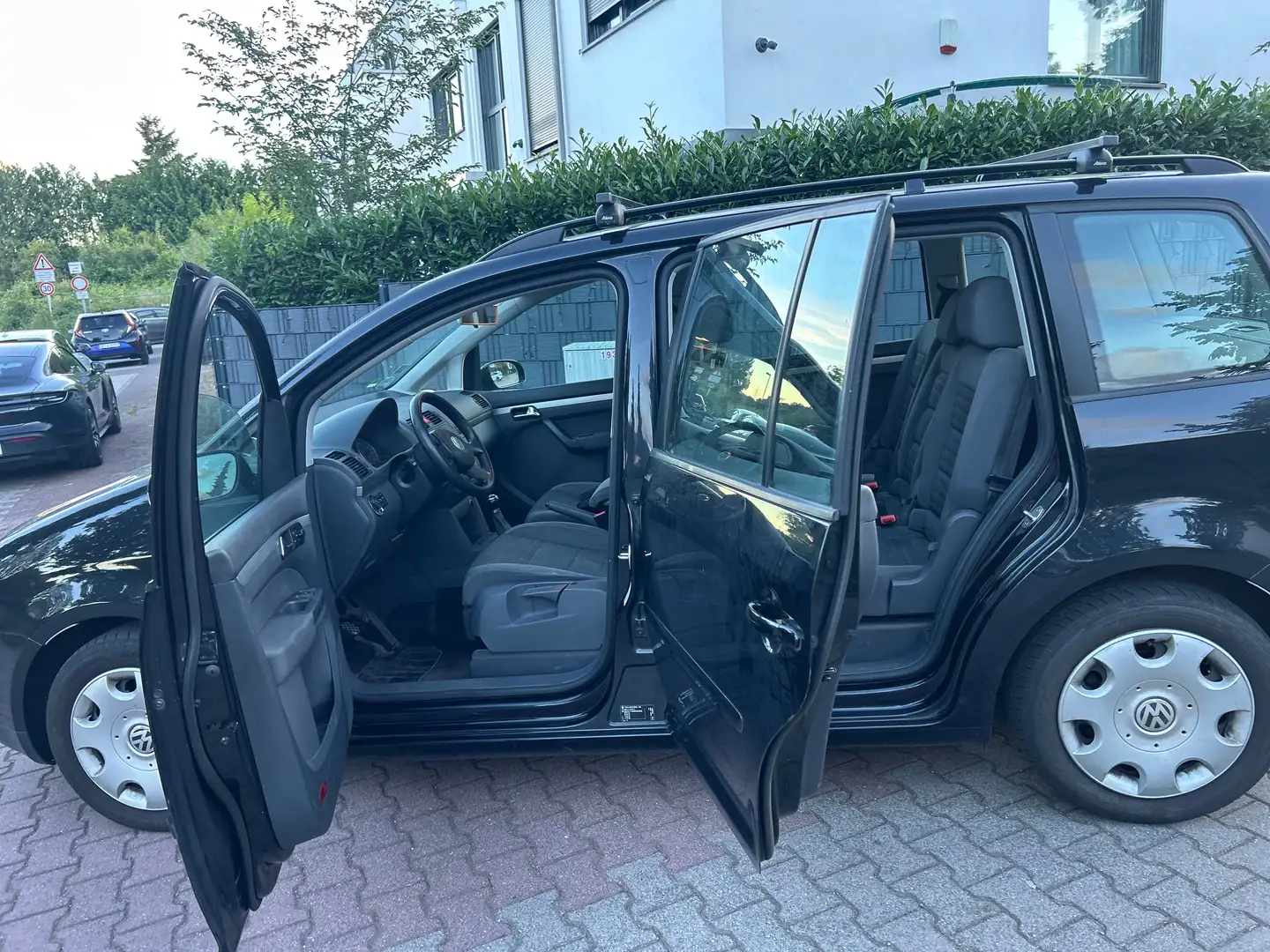 Volkswagen Touran 2.0 TDI Goal Navi 6 Gänge Schwarz - 1