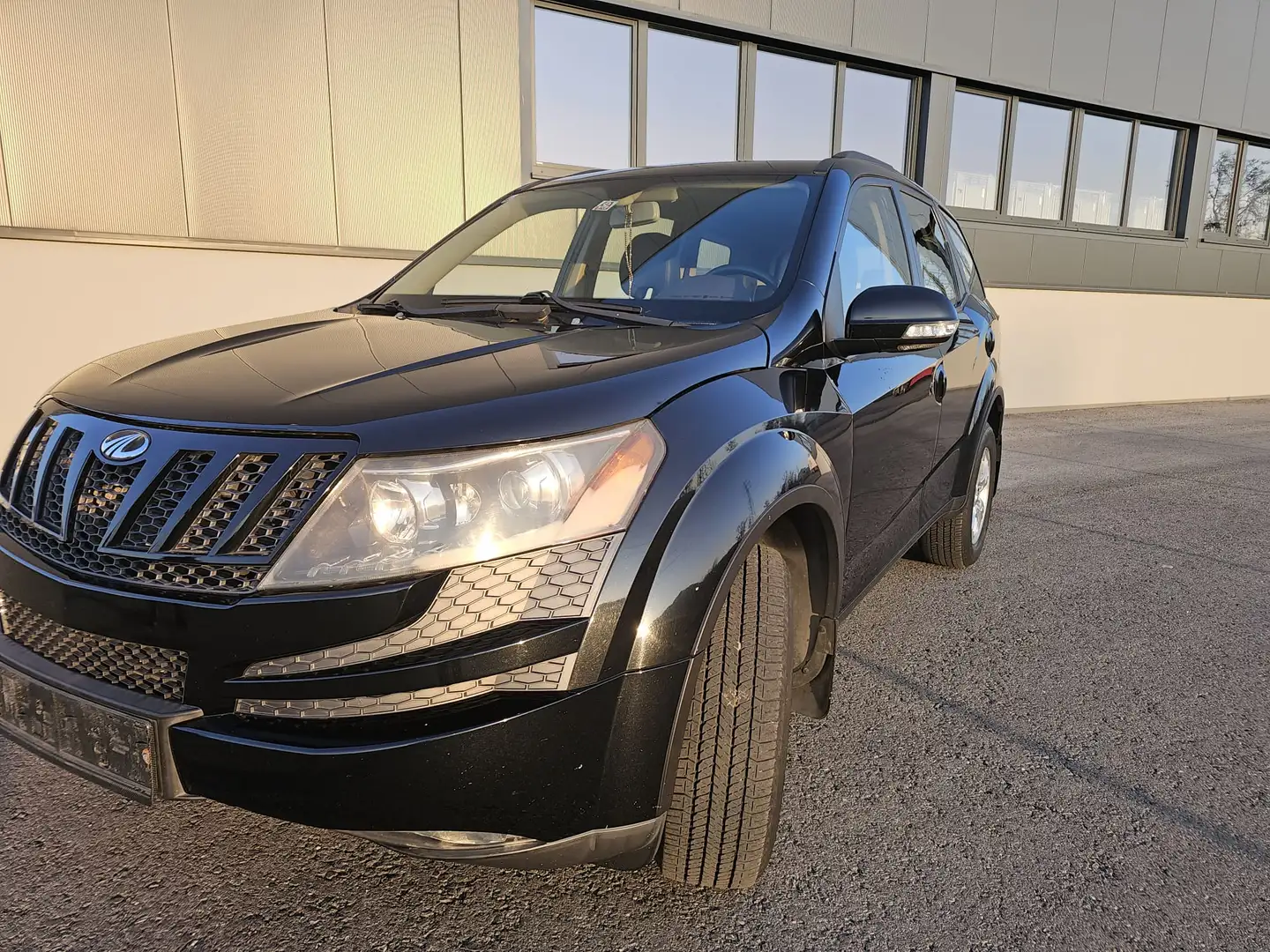 Mahindra XUV500 XUV 500 2,2 Hawk TurboDiesel 2WD W8 7 Sitzer Hawk Schwarz - 2