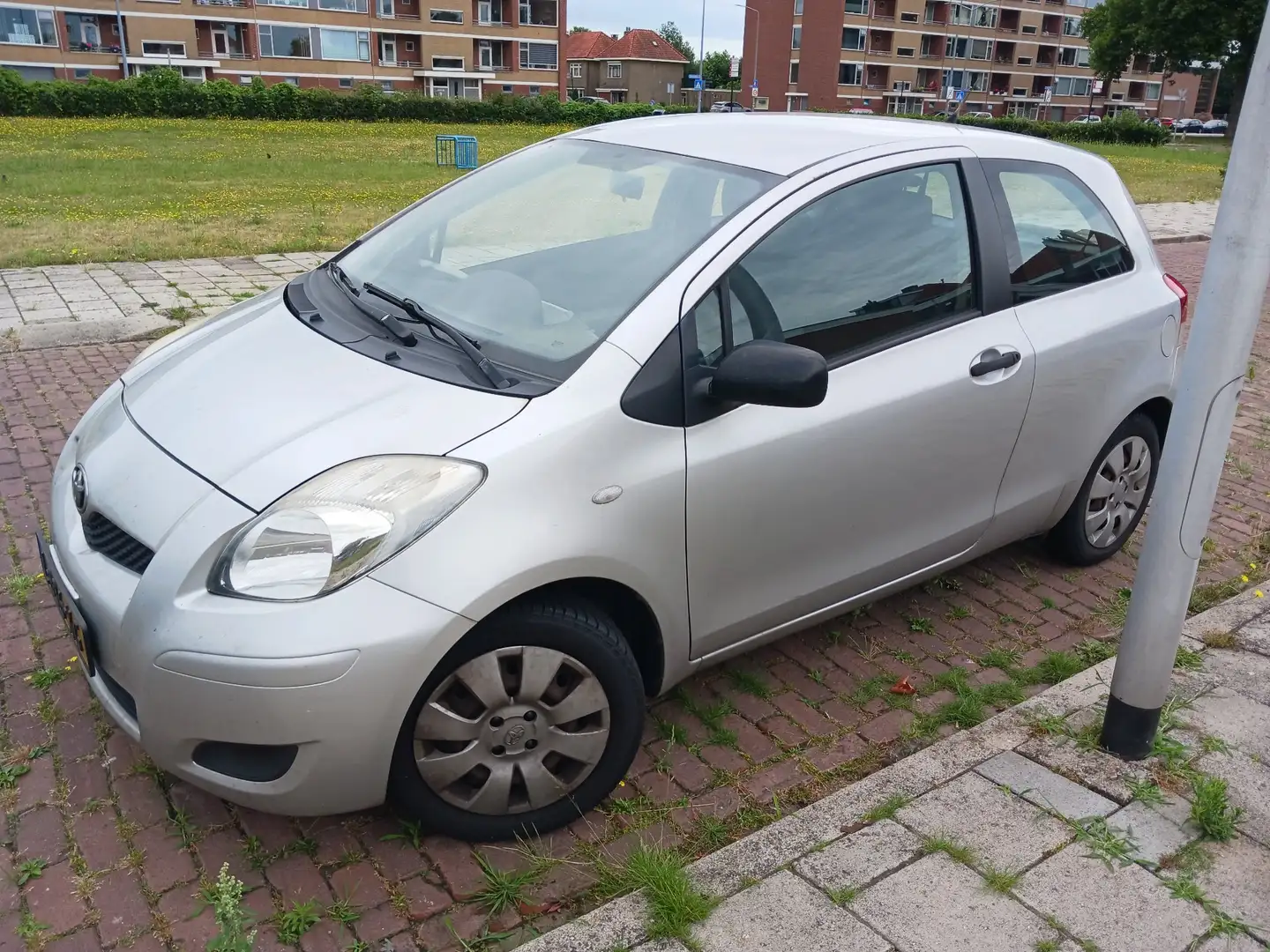Toyota Yaris 1.0 VVTi Cool Grijs - 1