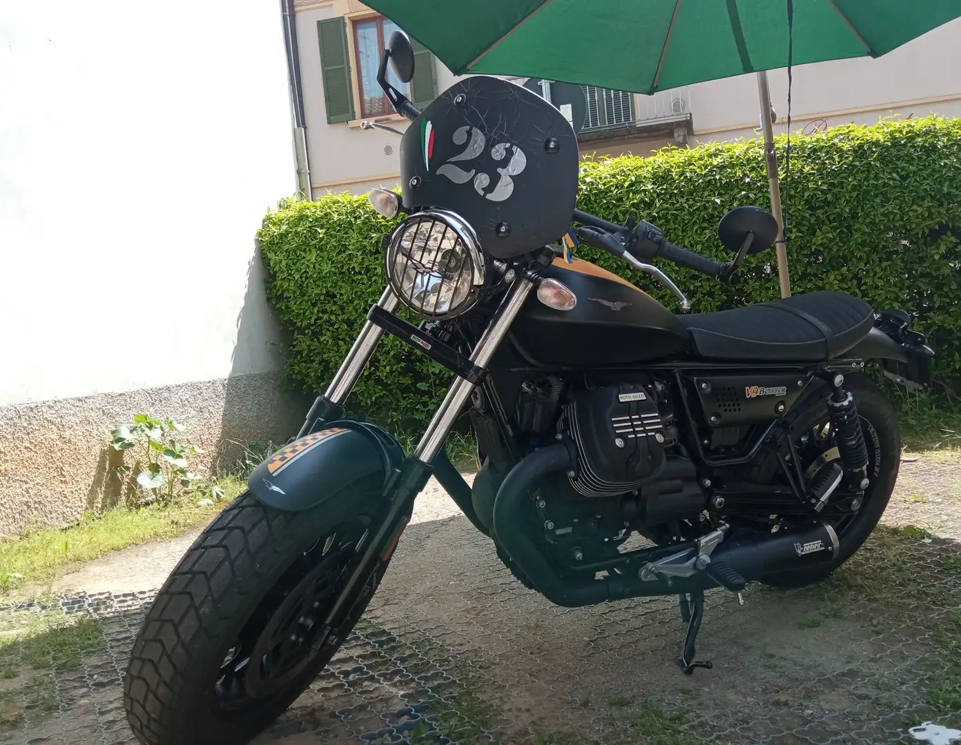 Moto Guzzi V 9 Bobber Cafe Racer Noir - 1
