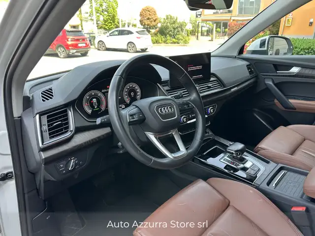 Audi Q5 view 11