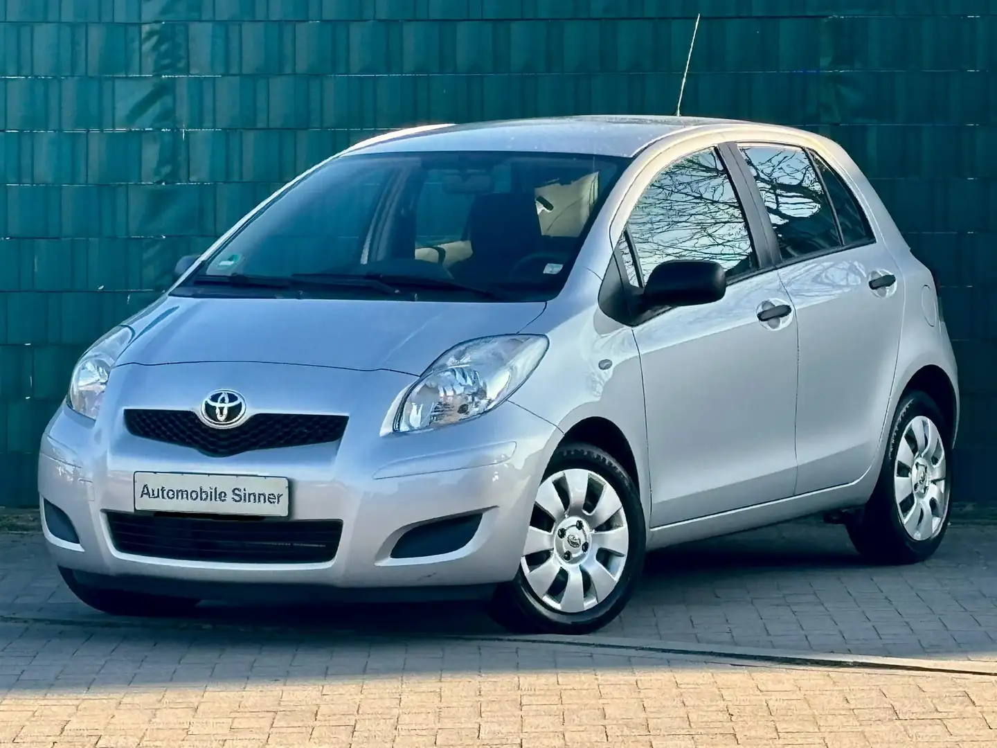 Toyota Yaris Yaris 1.33 VVT-i Cool TÜV NEU+ 1-Hand+ Gepflegt Silber - 1