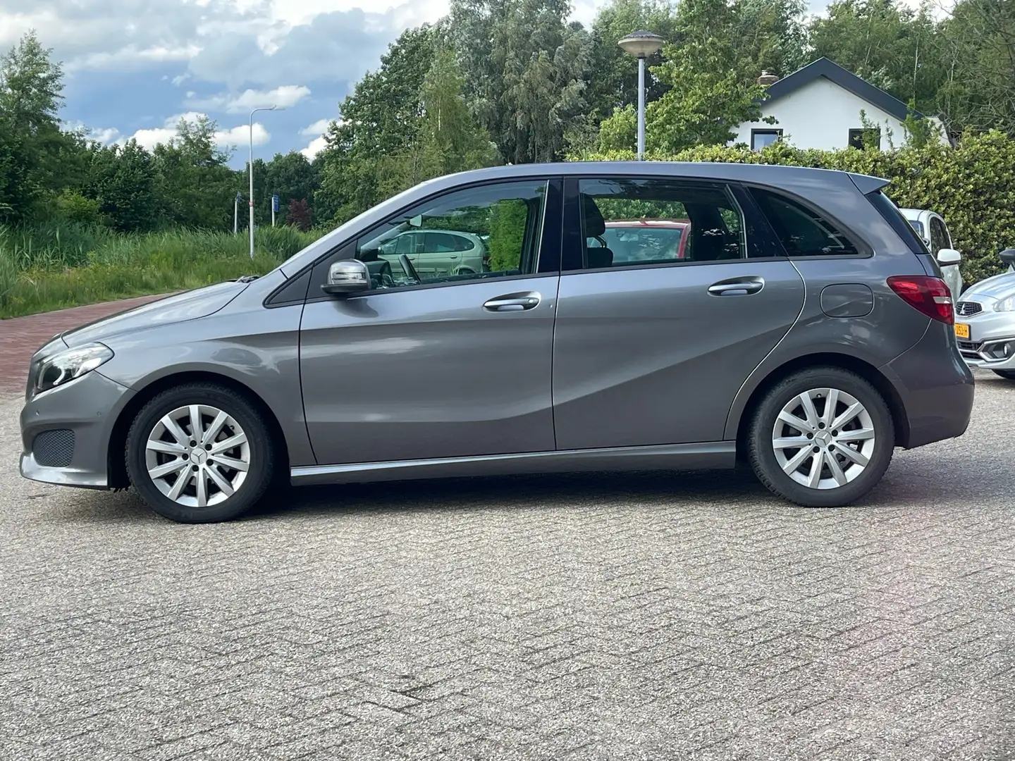 Mercedes-Benz B 180 Ambition Grijs - 2