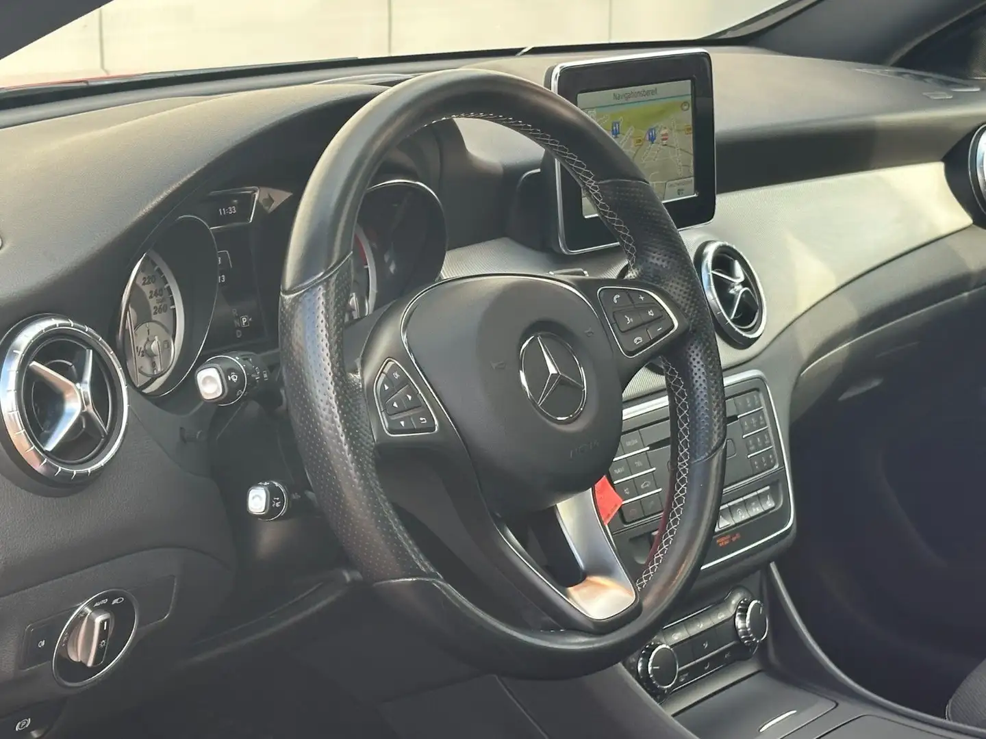 Mercedes-Benz CLA 220 BI-XENON AHK NAVI PANO Rot - 2