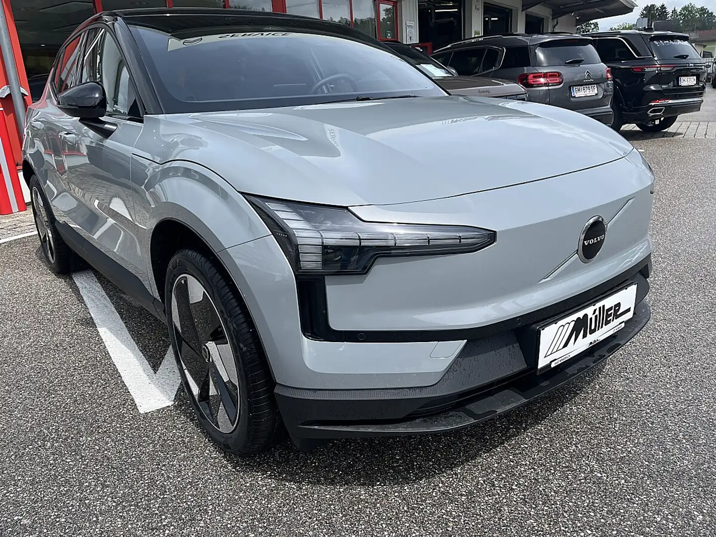 Volvo EX30 Single Motor Extended Range 69kWh Plus Grau - 1