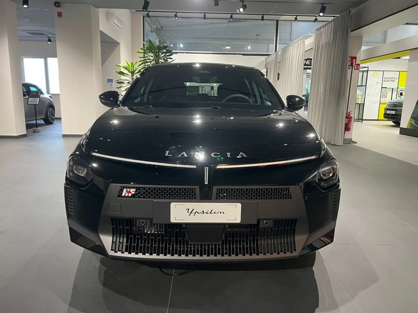 Lancia Ypsilon 1.2 mhev HF Line Zwart - 2