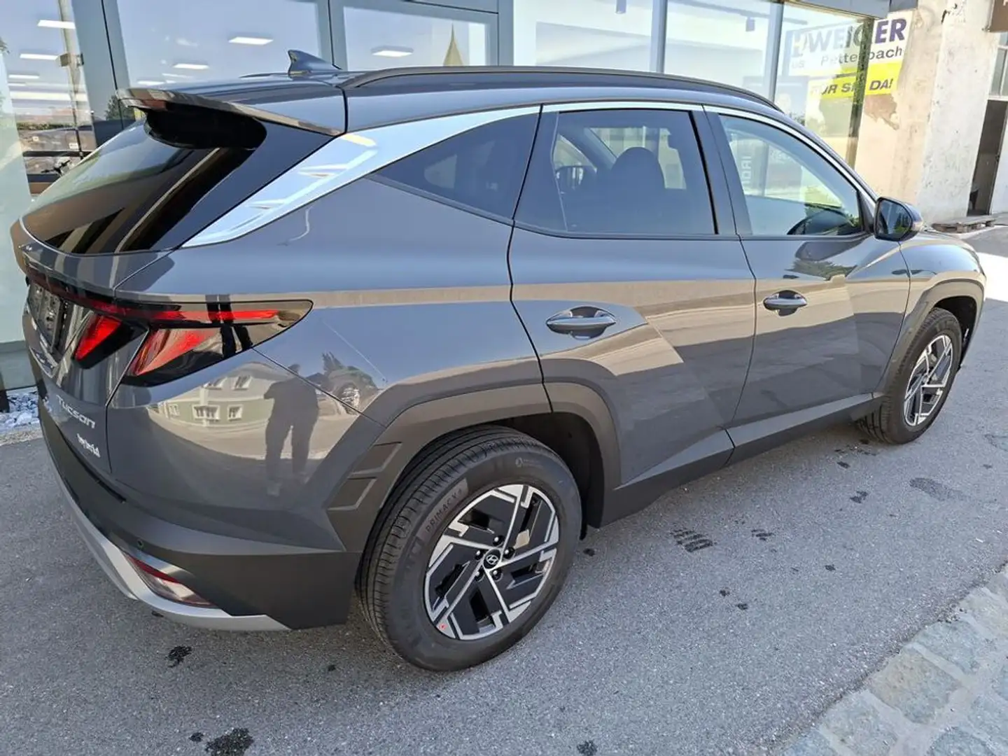 Hyundai TUCSON 1,6 T-GDI HEV 2WD Jubilé Aut. Grau - 2