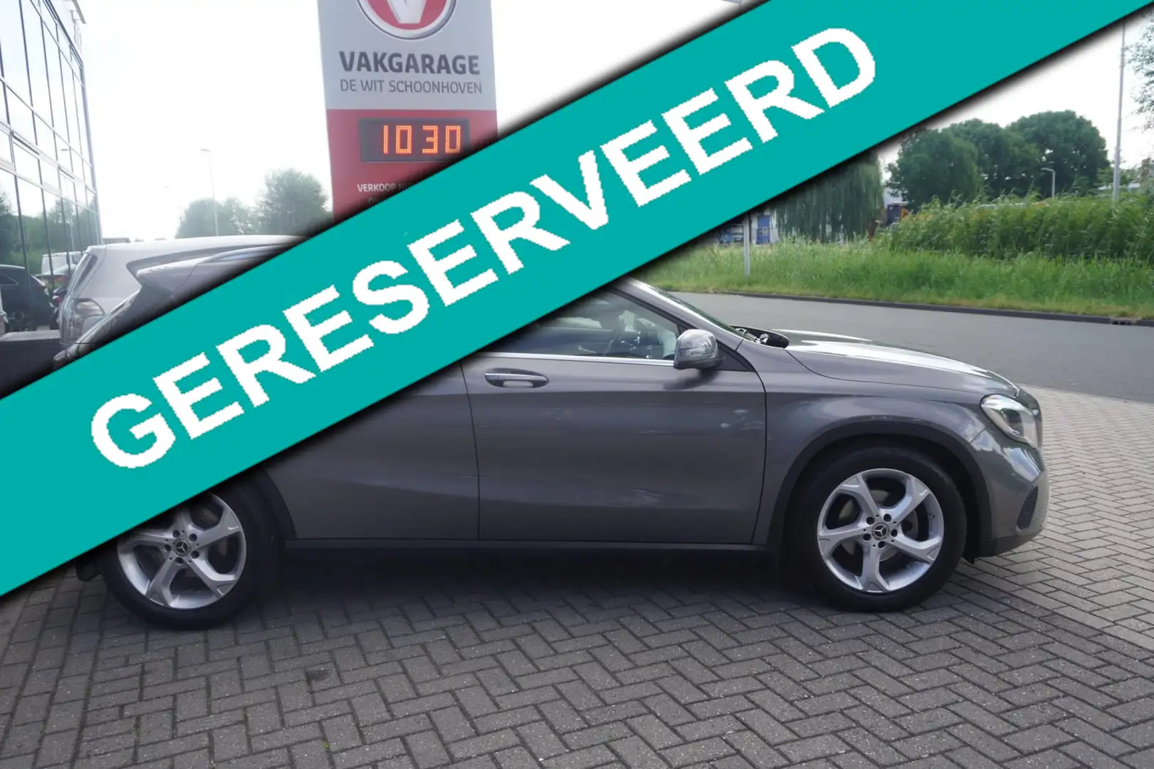 Mercedes-Benz GLA 180 Premium Plus / Stoelverwarming / Achter. camera / Grijs - 2