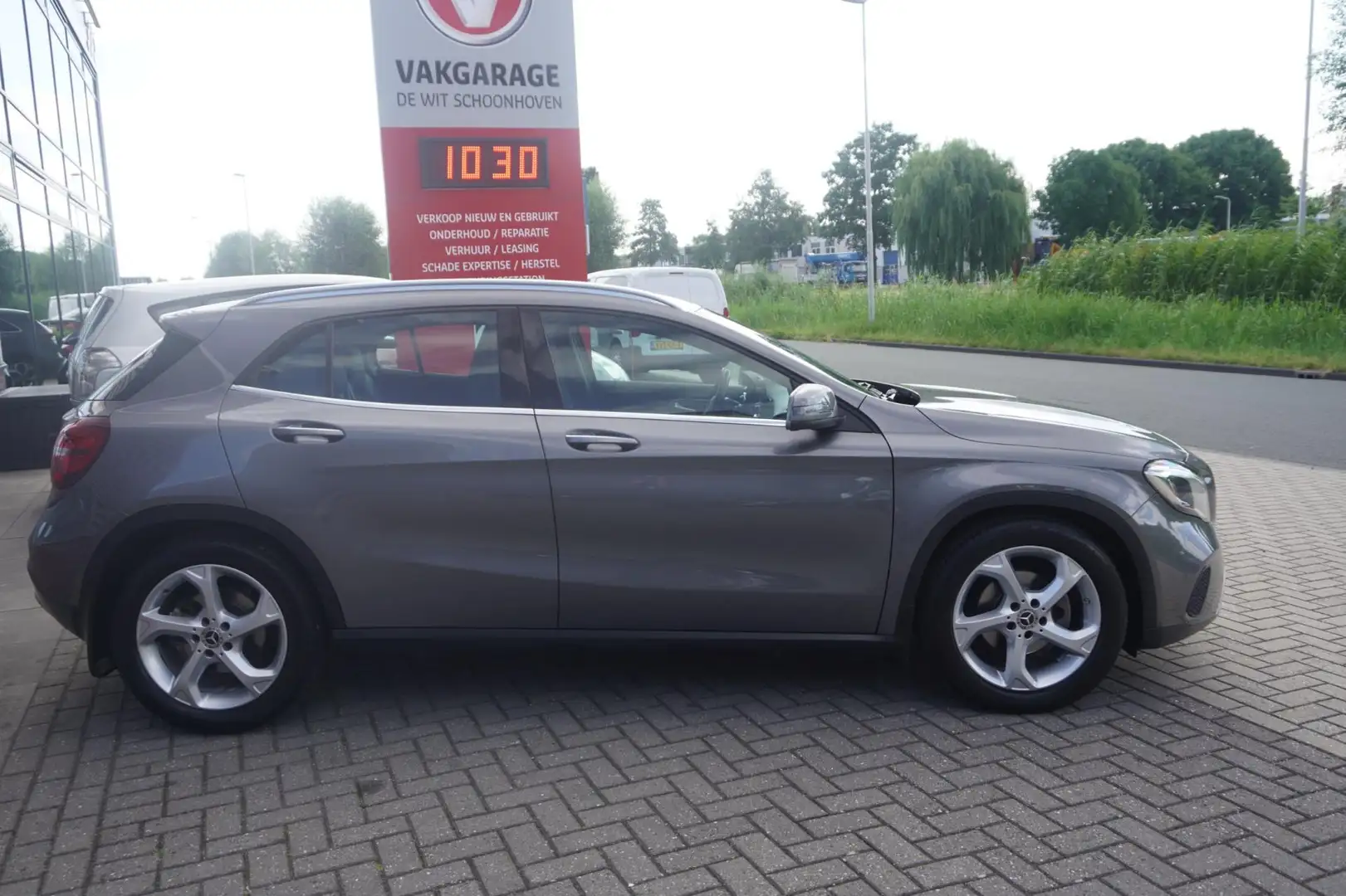 Mercedes-Benz GLA 180 Premium Plus / Stoelverwarming / Achter. camera / Grau - 2