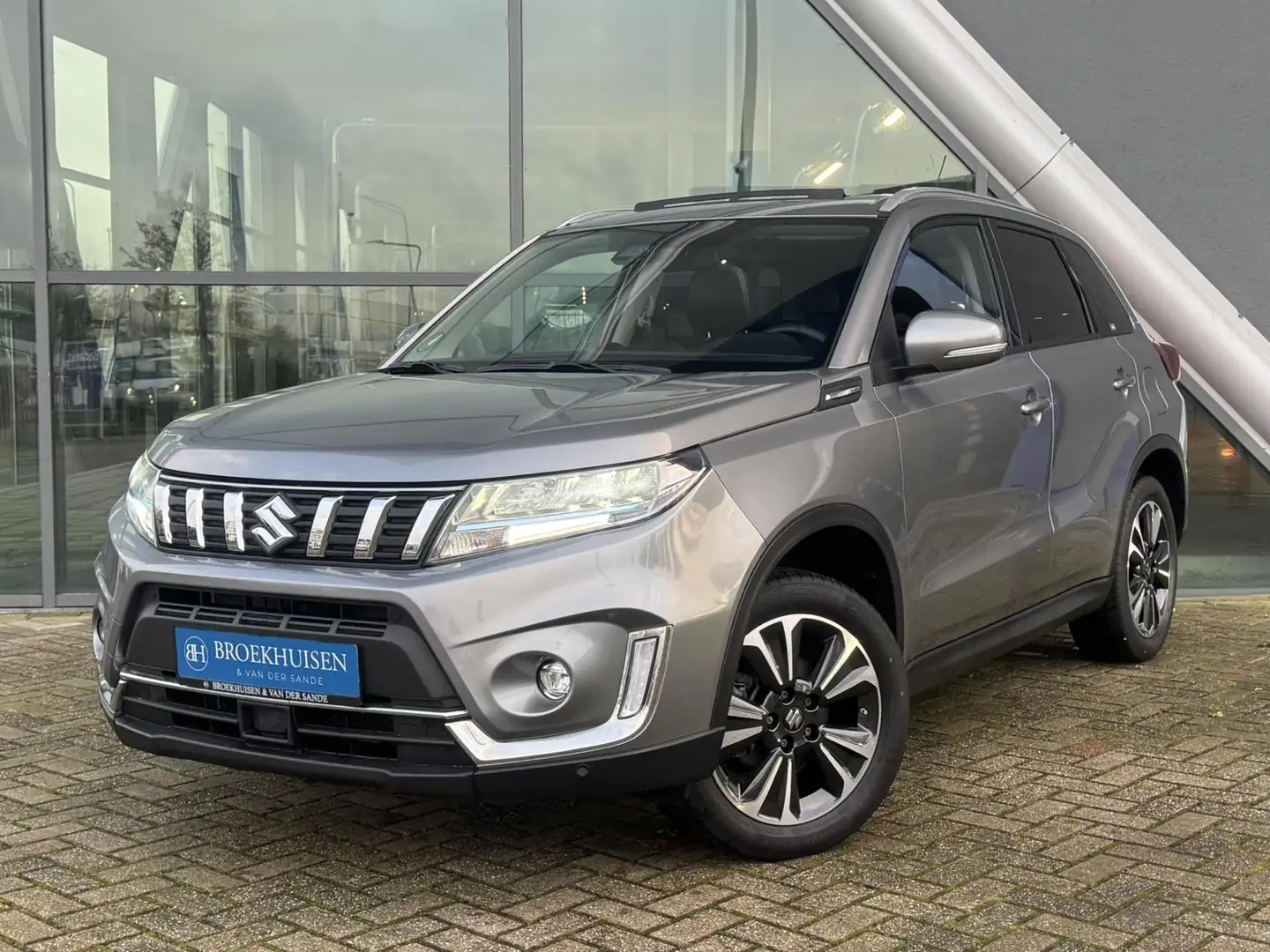 Suzuki Vitara 1.5 Hybrid Style Automaat / Panoramdak / Trekhaak Grey - 1