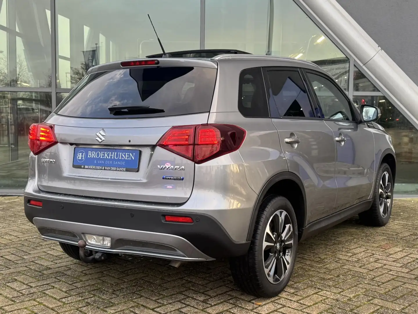 Suzuki Vitara 1.5 Hybrid Style Automaat / Panoramdak / Trekhaak Grey - 2