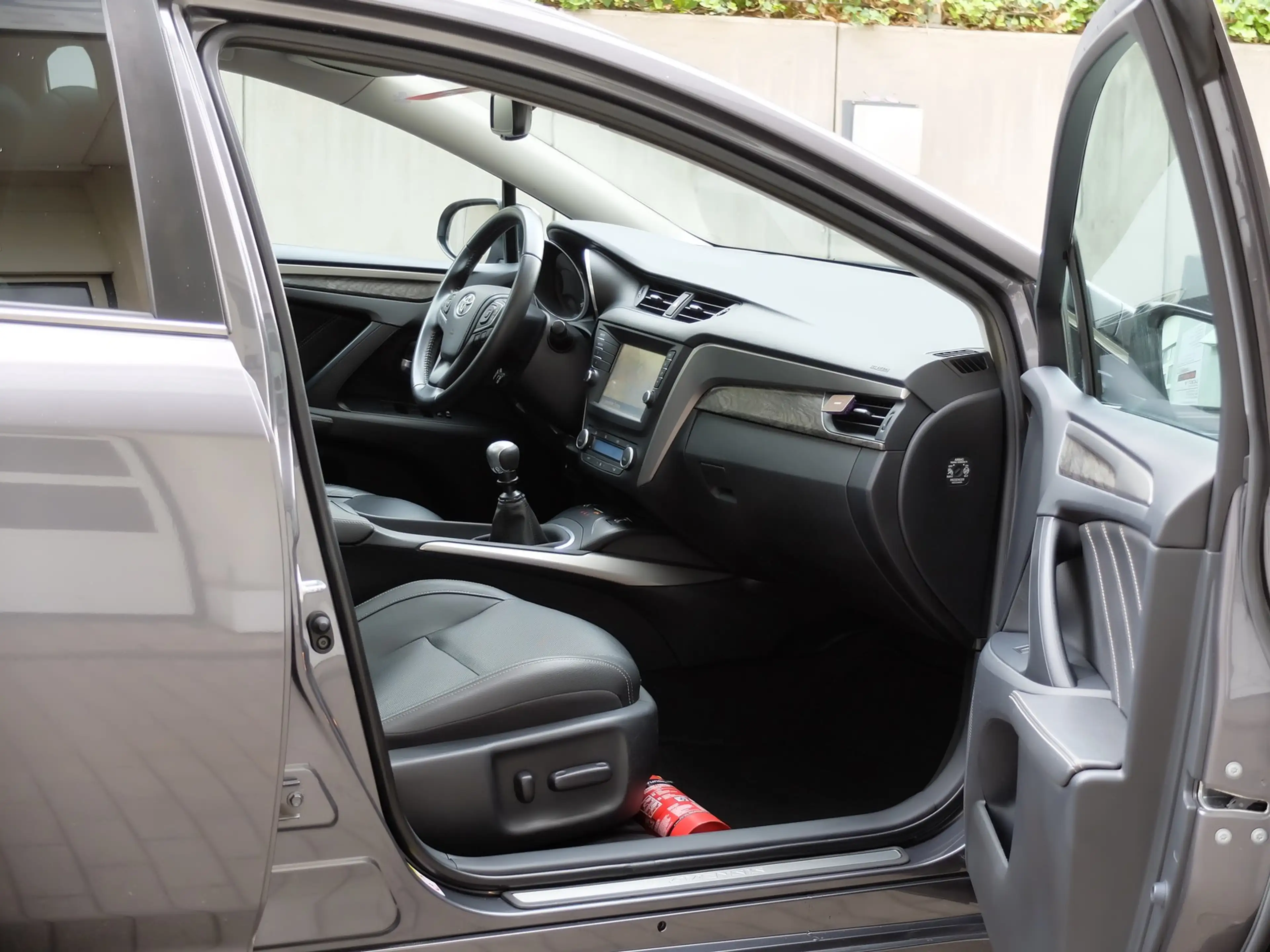 Toyota Avensis 2.0 D-4D Comfort Leder Navi — photo 15