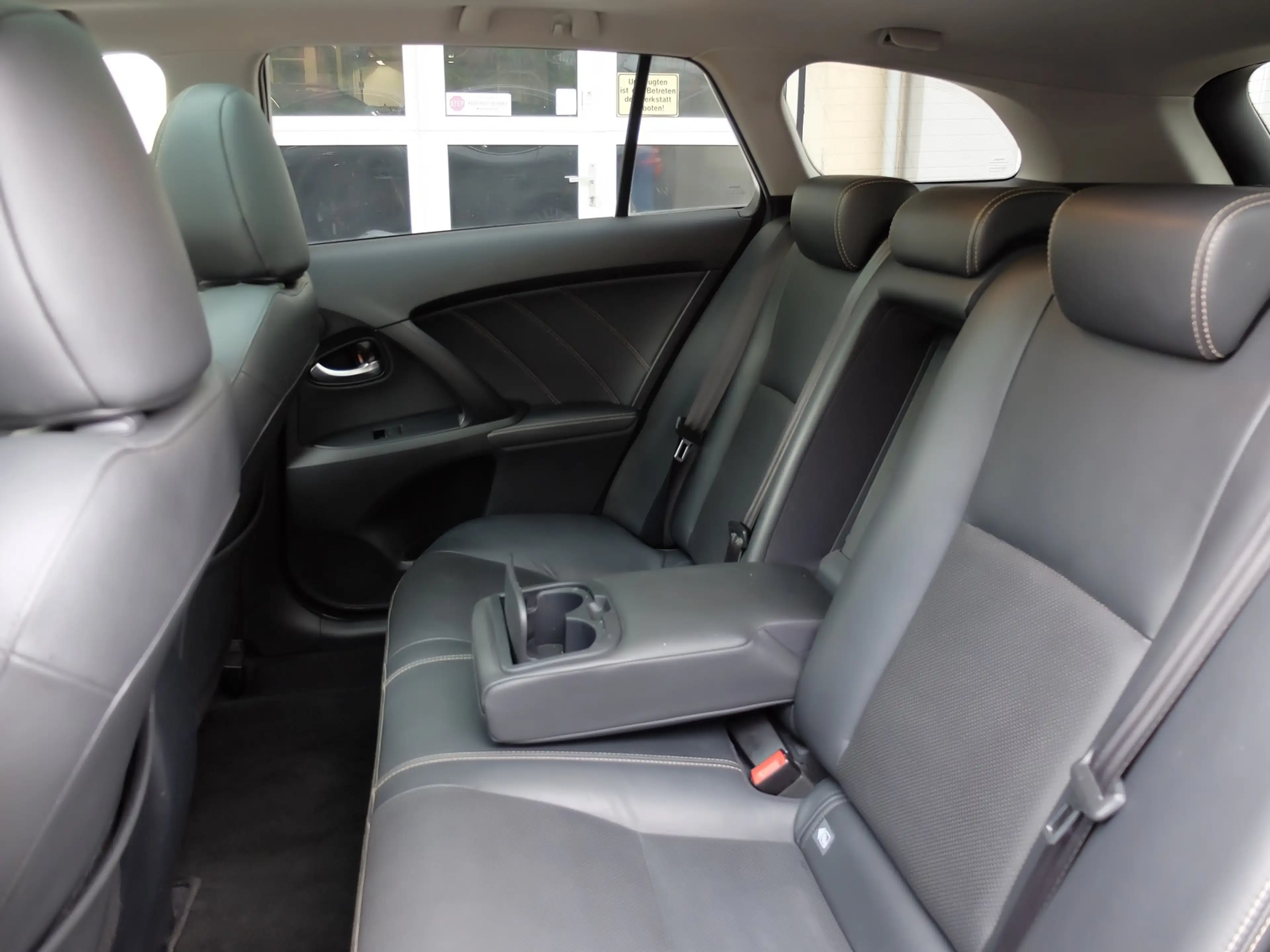 Toyota Avensis 2.0 D-4D Comfort Leder Navi — photo 14