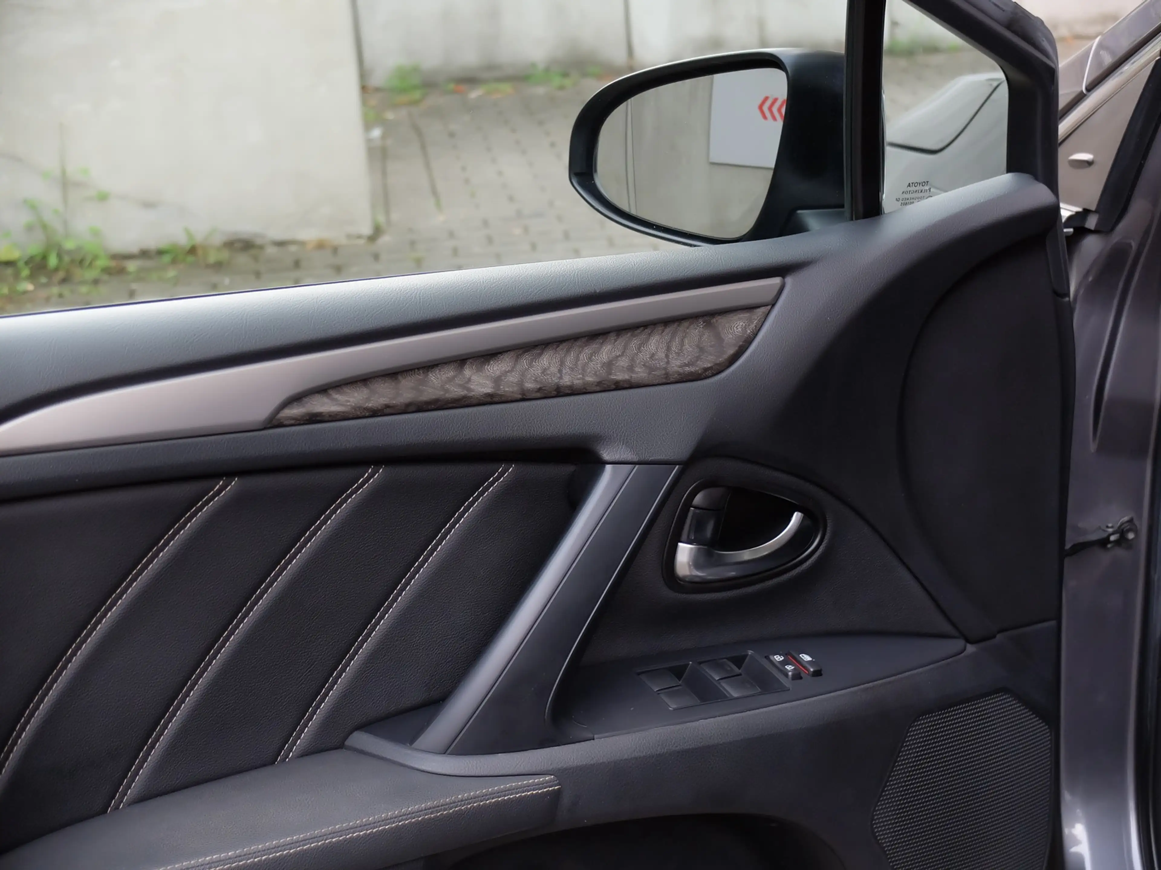 Toyota Avensis 2.0 D-4D Comfort Leder Navi — photo 10