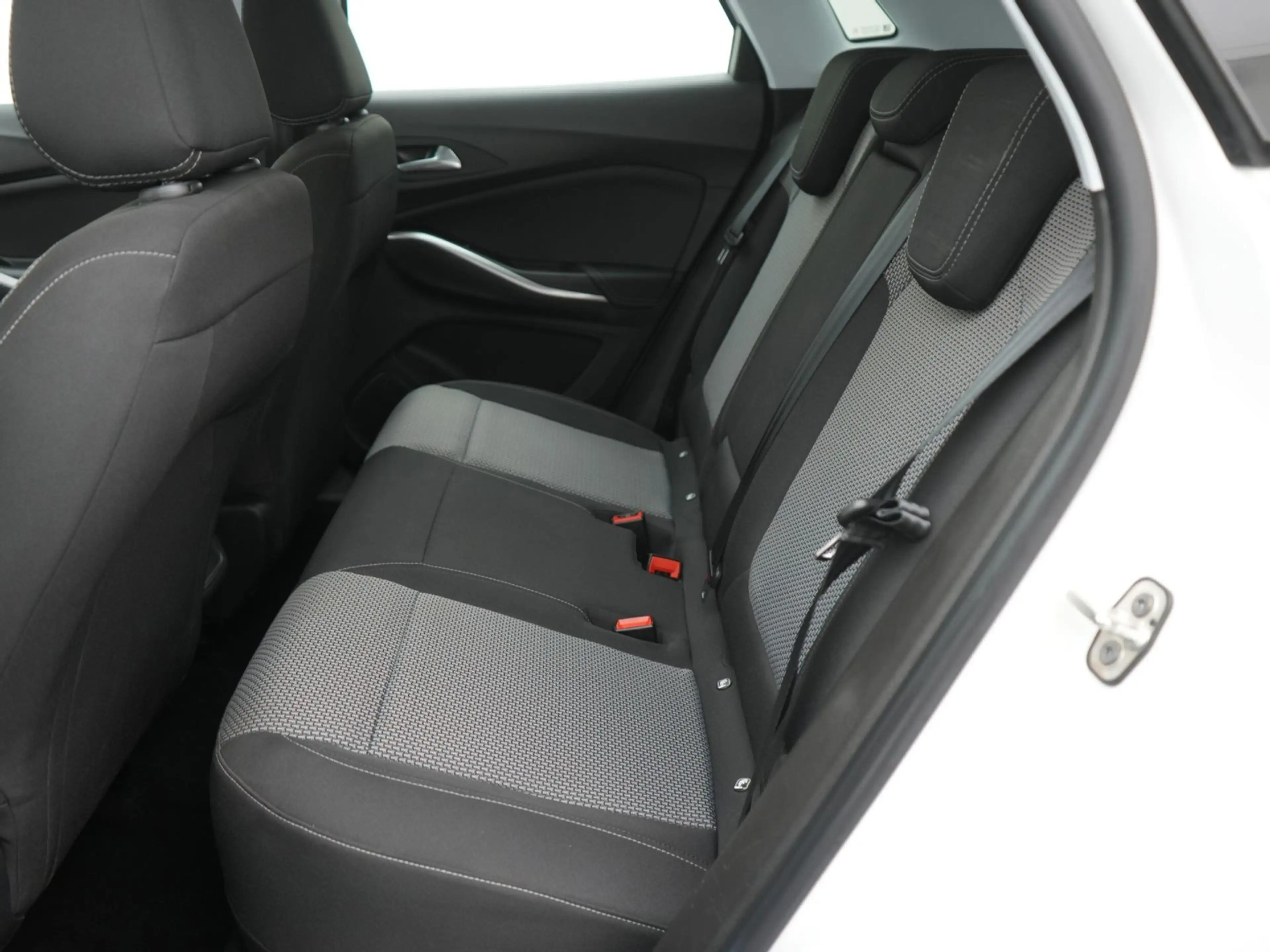 Opel Grandland 1.6 Turbo Plug-In Hybrid Business Edition - Automa — photo 12