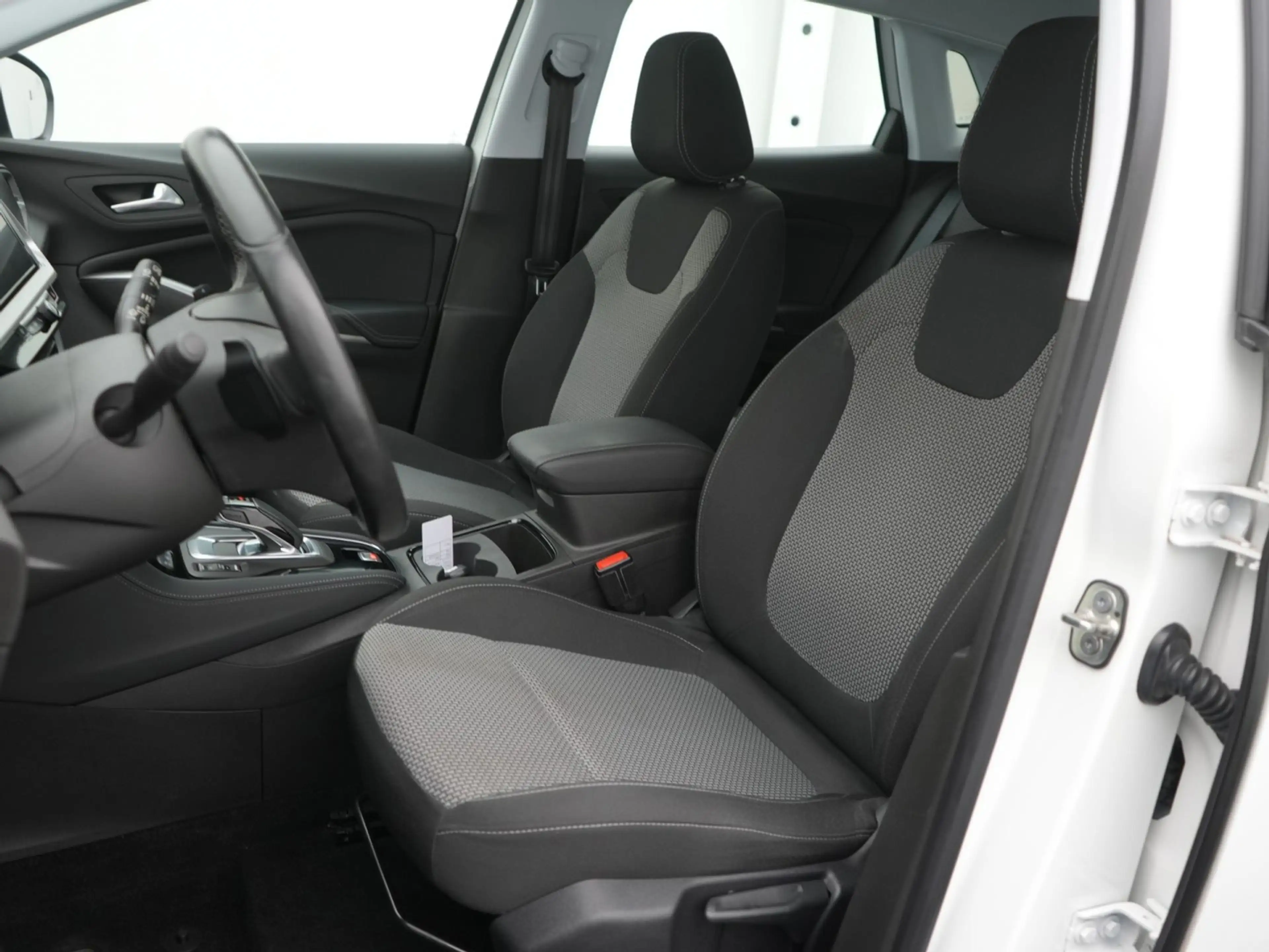Opel Grandland 1.6 Turbo Plug-In Hybrid Business Edition - Automa — photo 13