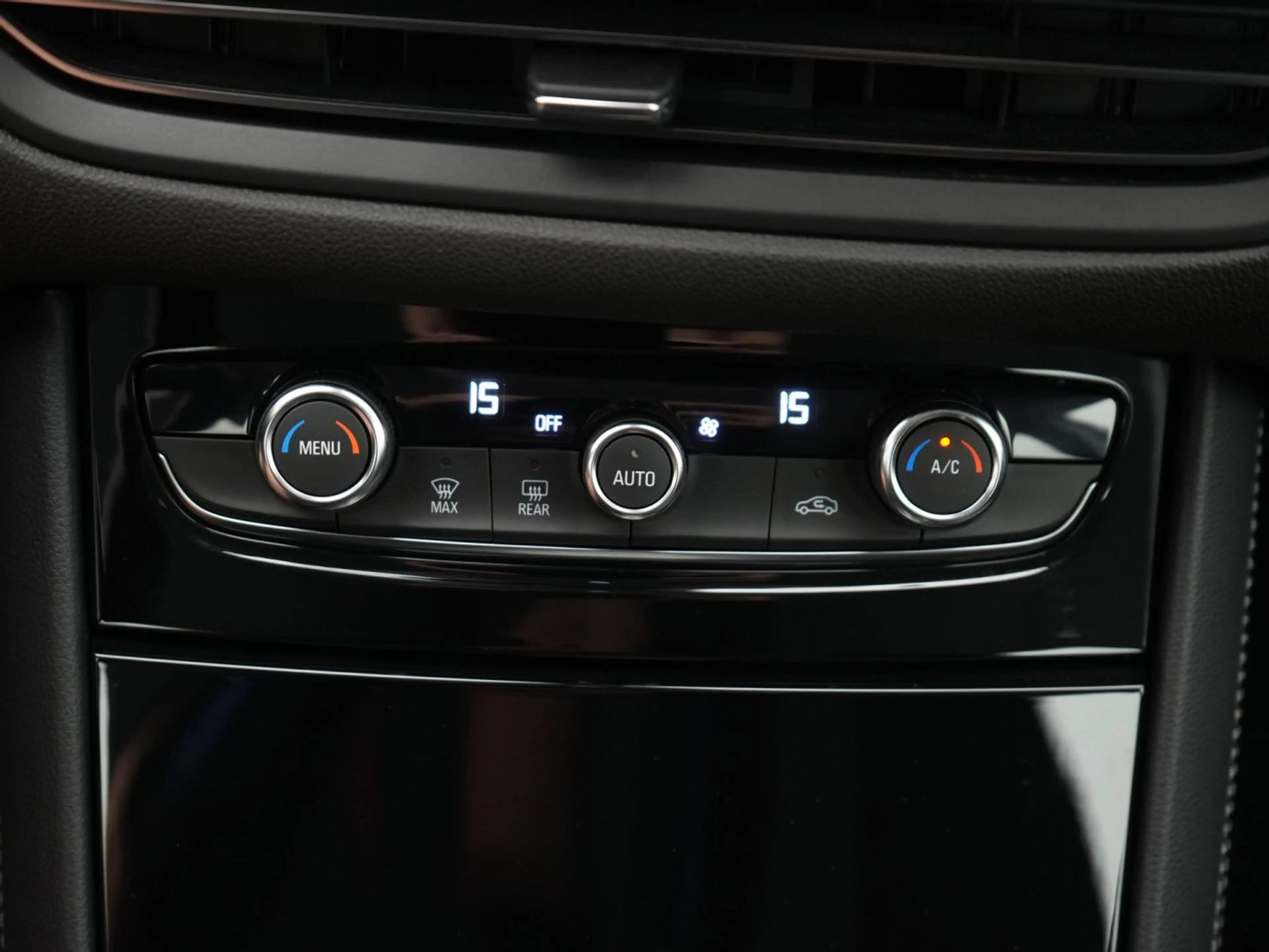 Opel Grandland 1.6 Turbo Plug-In Hybrid Business Edition - Automa — photo 19