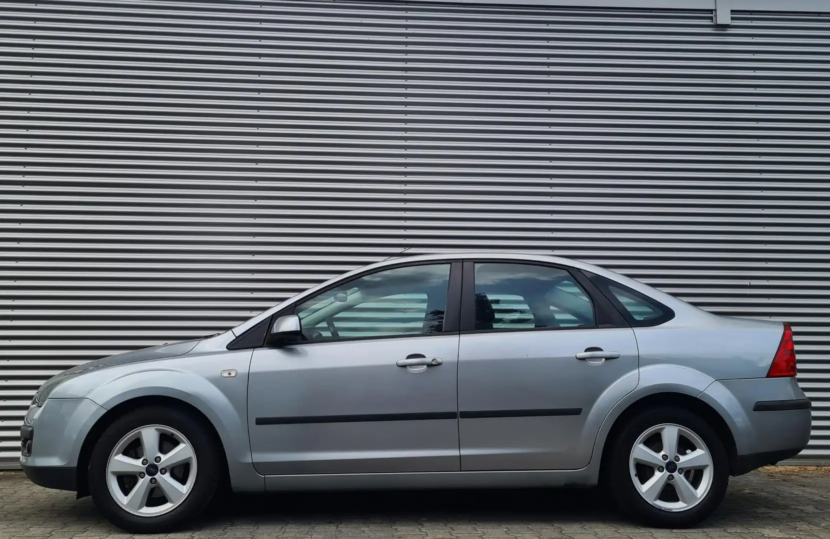 Ford Focus 1.6-16V Futura 08-2006 Grijs Metallic Grijs - 2