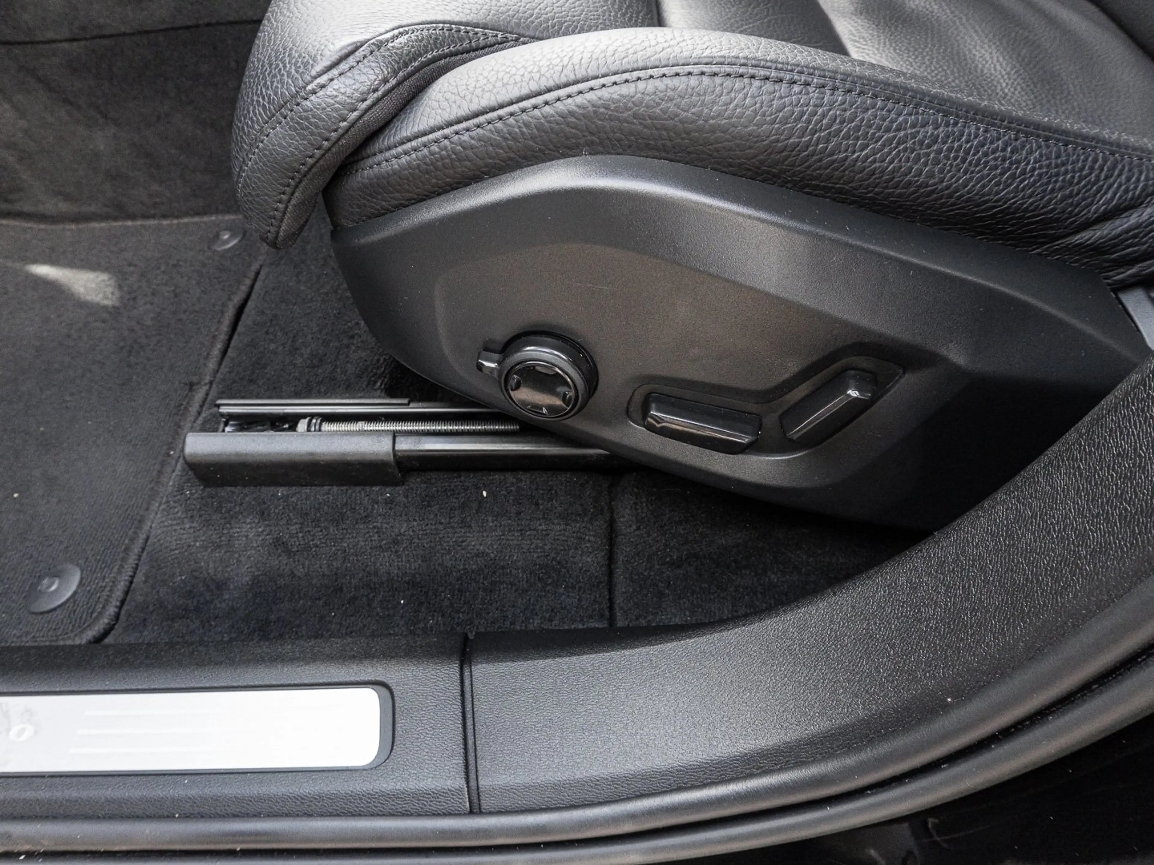 Volvo XC60 B4 D AWD Plus Bright 19ZOLL FRONTHZG AHK H&K — photo 15