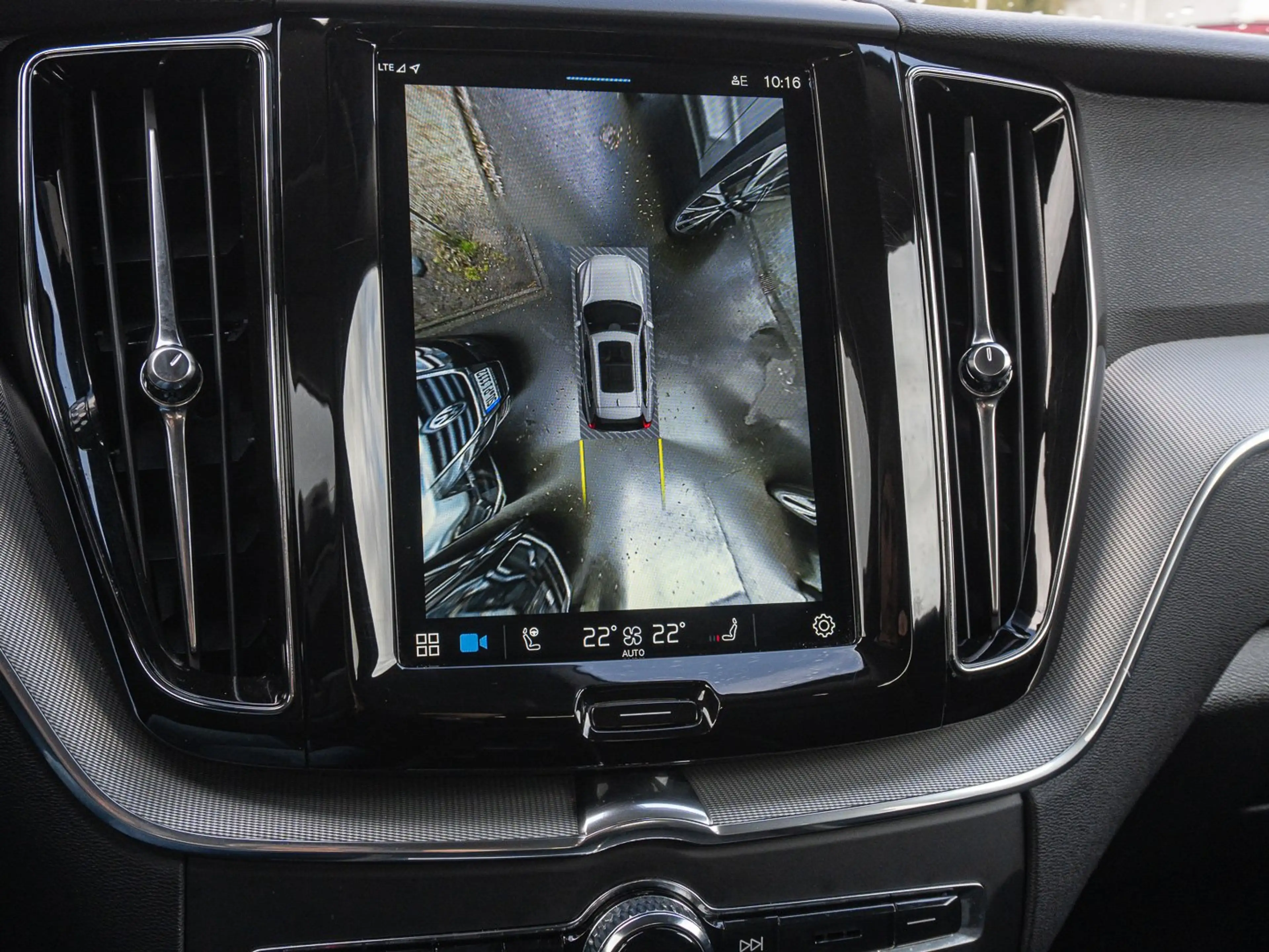 Volvo XC60 B4 D AWD Plus Bright 19ZOLL FRONTHZG AHK H&K — photo 8