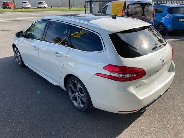 Peugeot 308 view 3