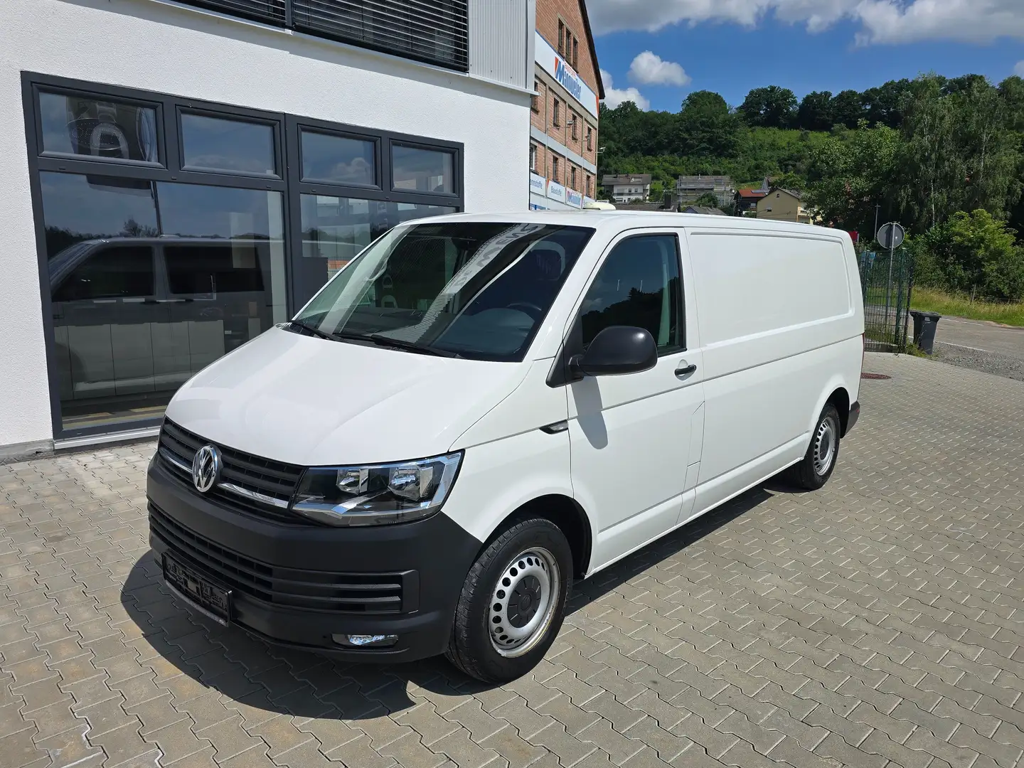 Volkswagen T6 Transporter 2.0 TDI DSG lang, PDC, Navi, Regale Bott, Weiß - 1