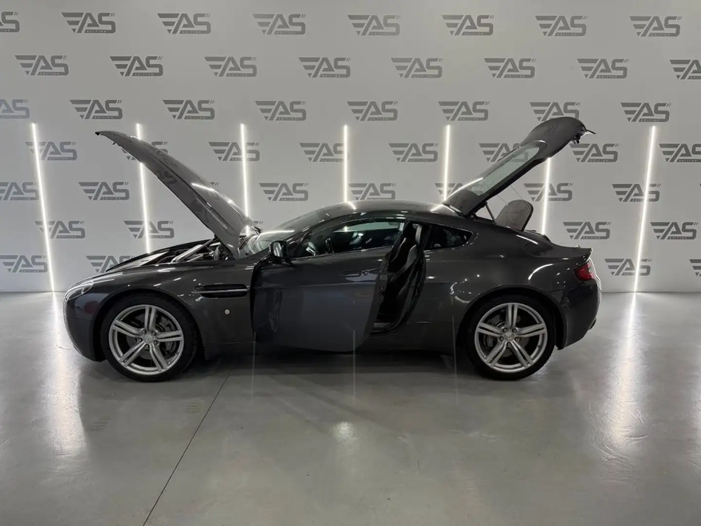 Aston Martin Vantage Gris - 1