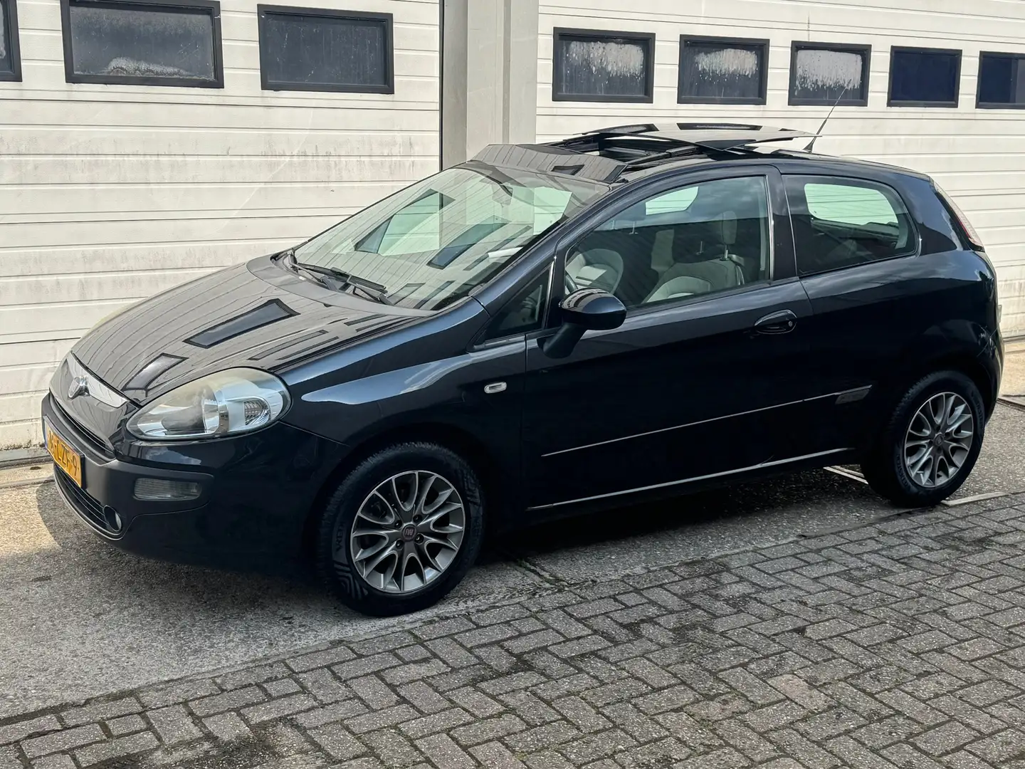 Fiat Punto Evo 1.4 Dynamic cruise controle/airco/navi/bleuth/pano Zwart - 2