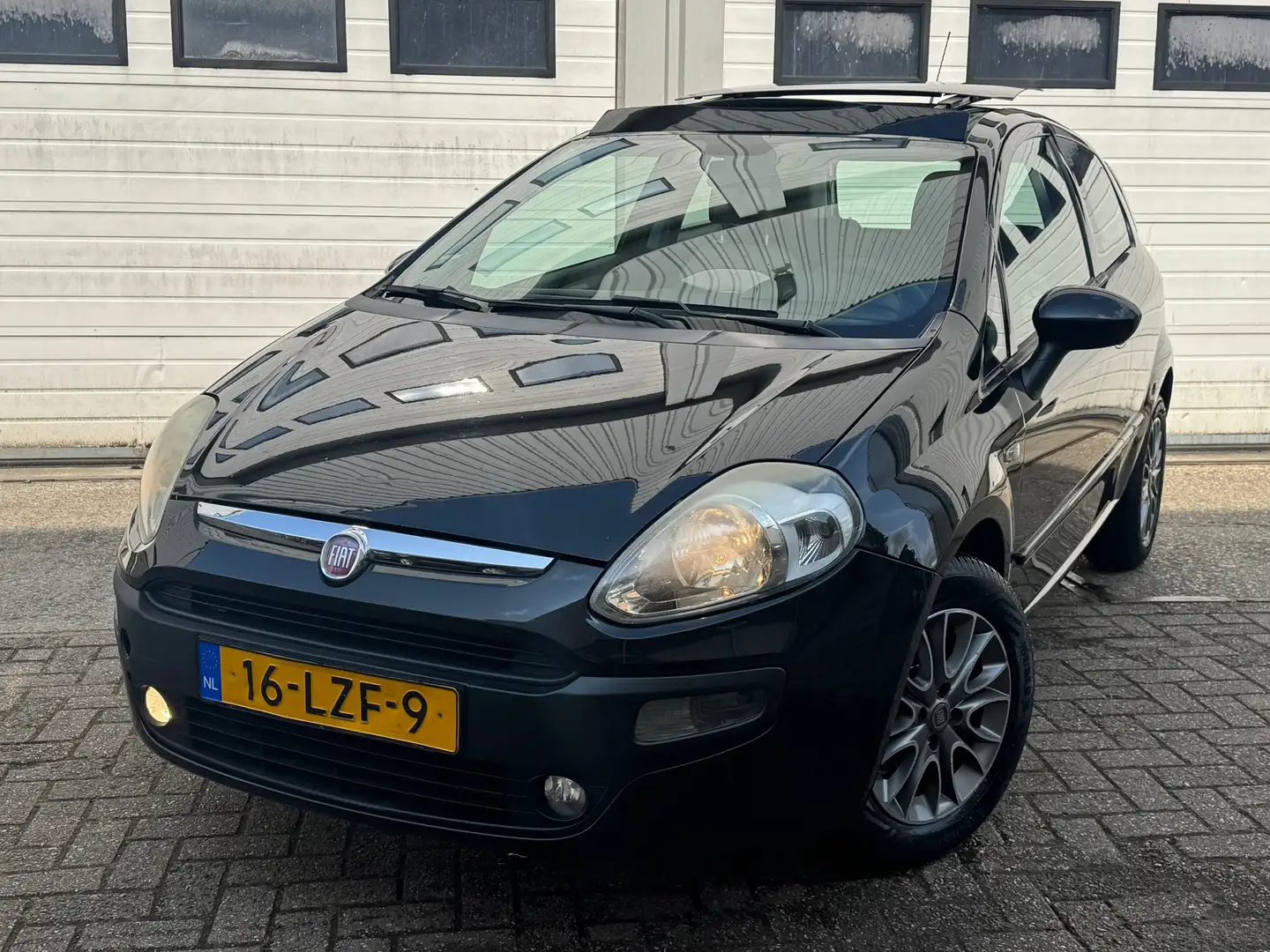 Fiat Punto Evo 1.4 Dynamic cruise controle/airco/navi/bleuth/pano Zwart - 1