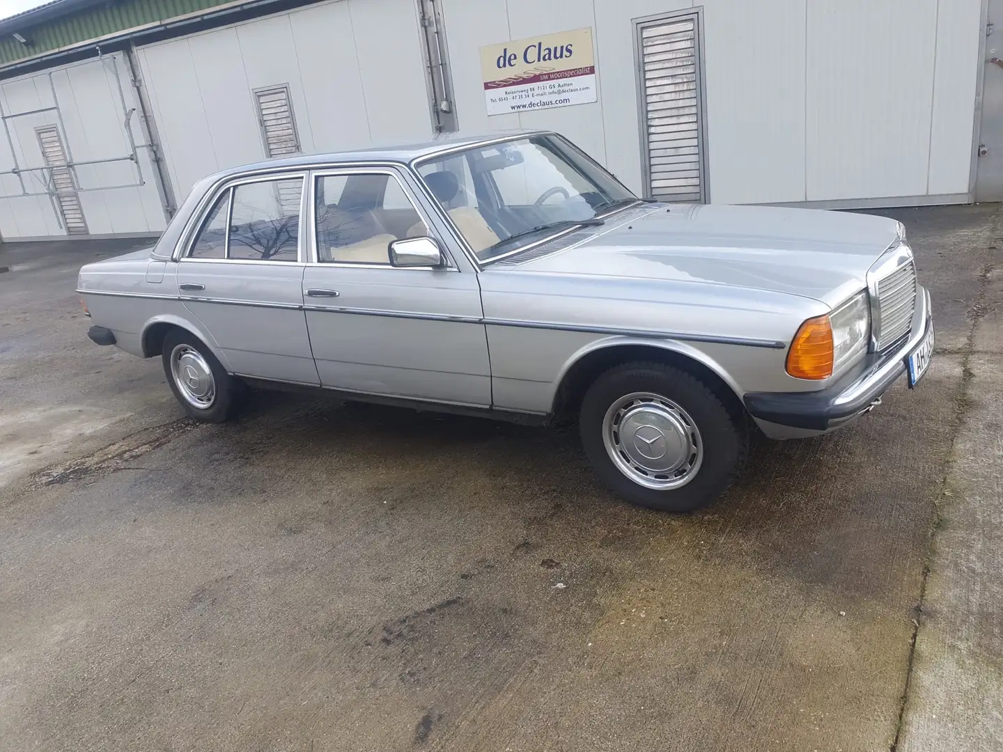 Mercedes-Benz 240 D Gümüş rengi - 1