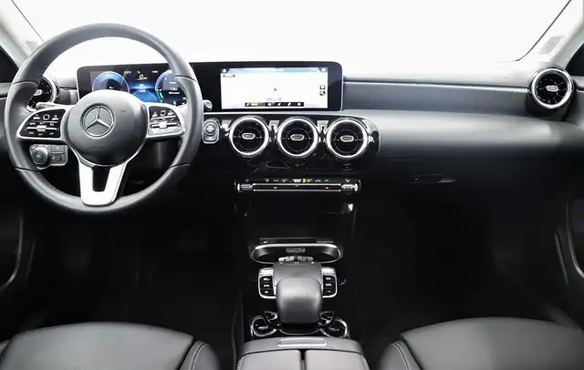 Mercedes-Benz 220 view 11