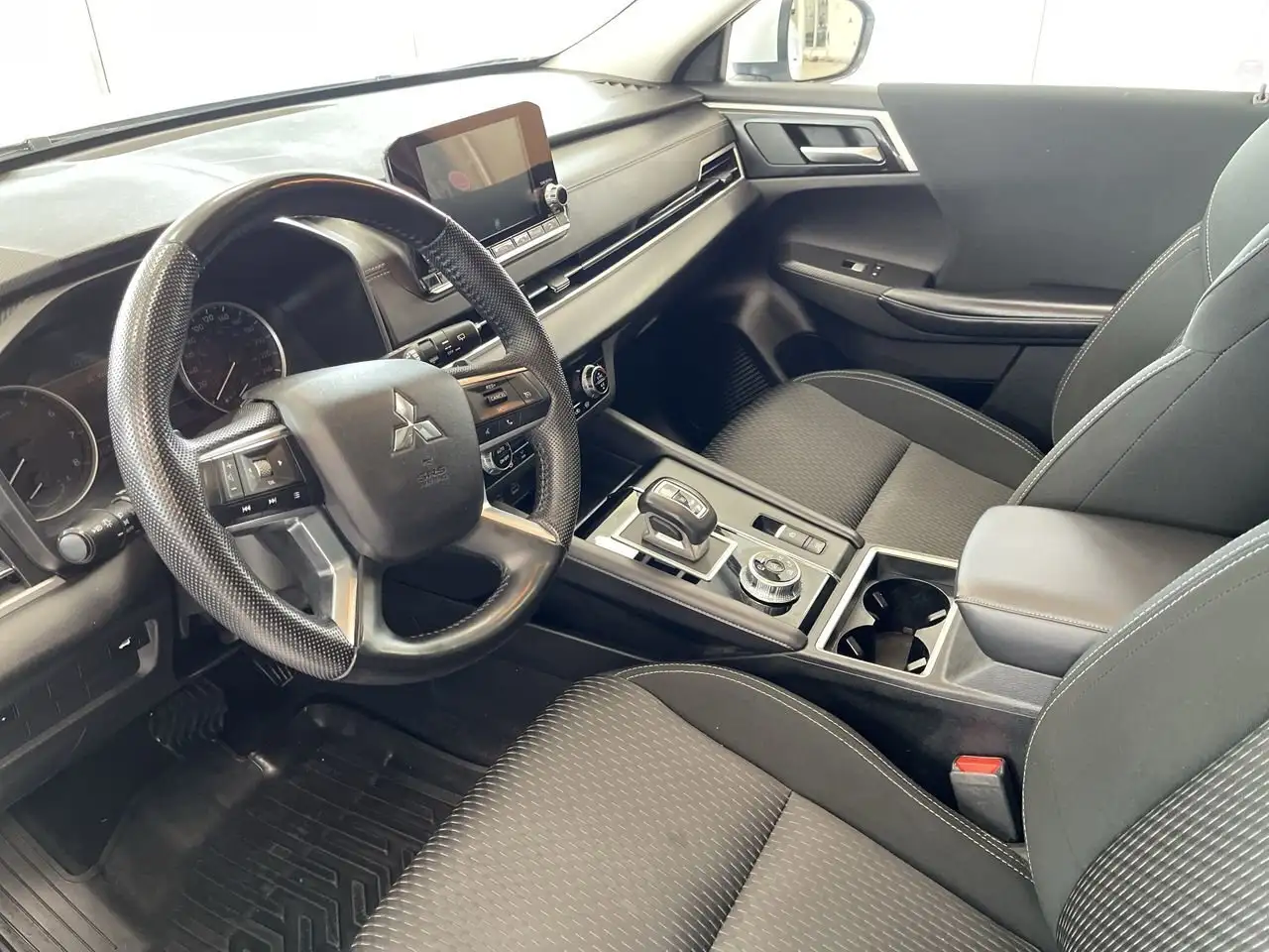Mitsubishi Outlander снимка Mitsubishi Outlander