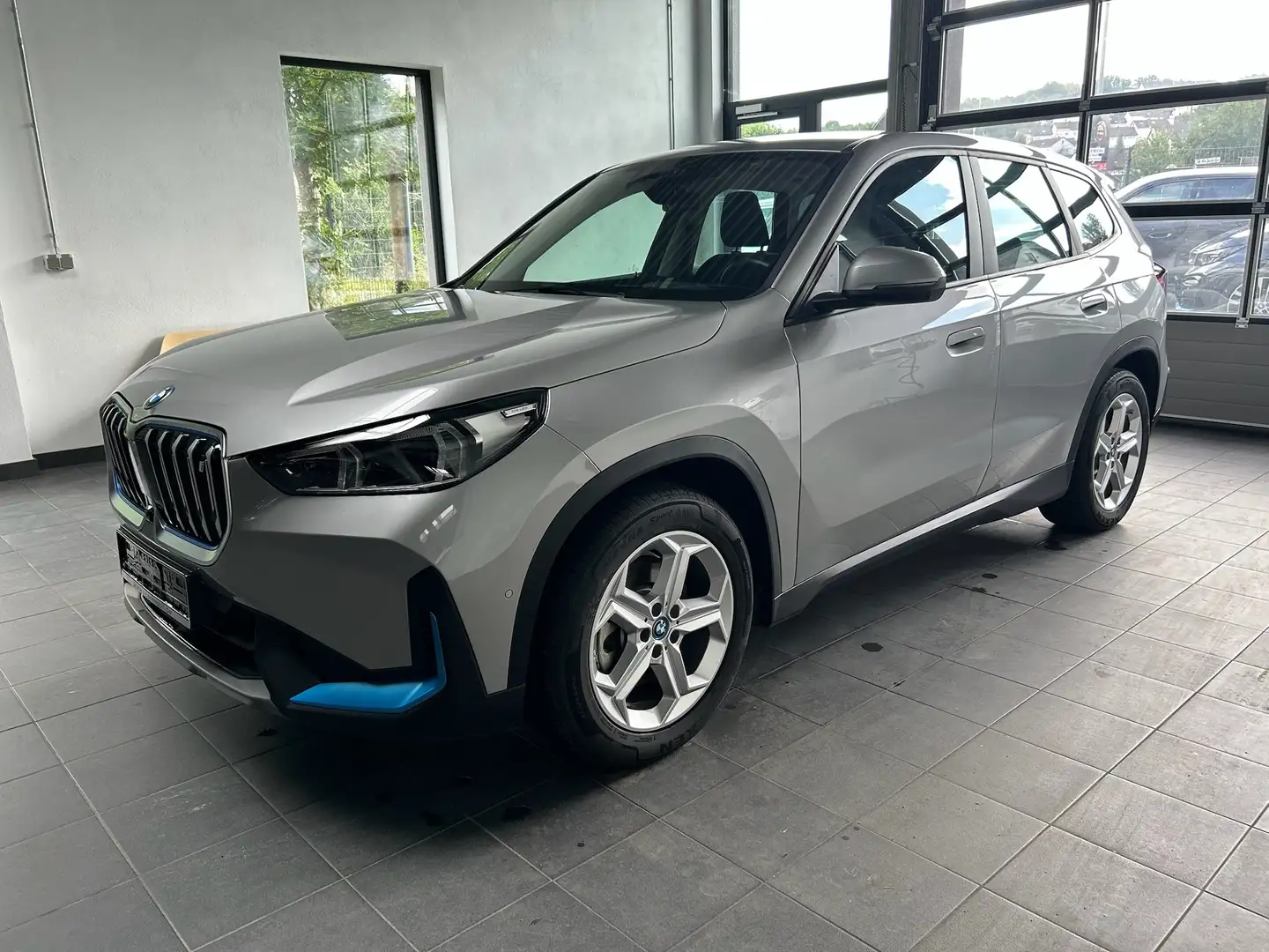BMW iX1 30 xDrive LiveCockpitProf_360 Grad_AC Laden Prof Argent - 1