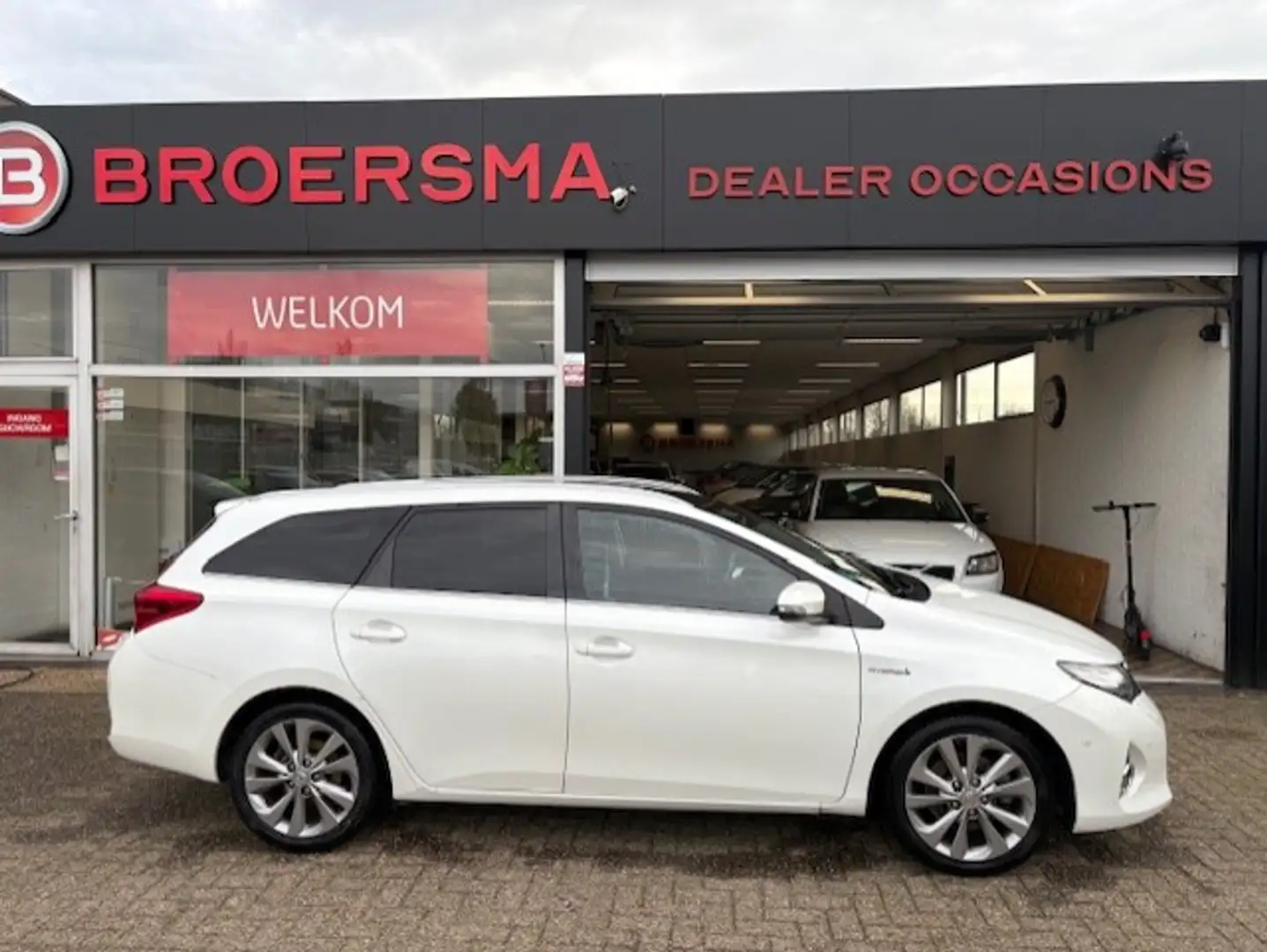 Toyota Auris Touring Sports 1.8 Hybrid Executive DEALERONDERHOU Wit - 2