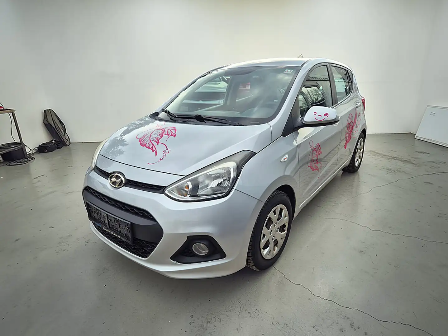 Hyundai i10 1,0 Comfort Grau - 1