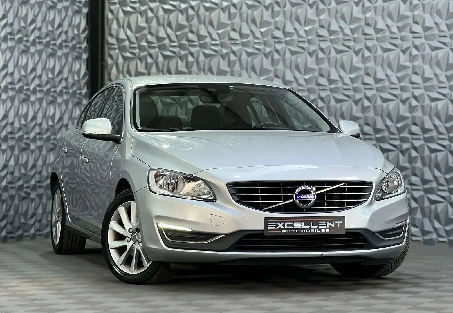 Volvo S60 2.0 D2 Dynamic/GPS/BLUETOOTH/BOITE AUTO/GARANTIE Gris - 2