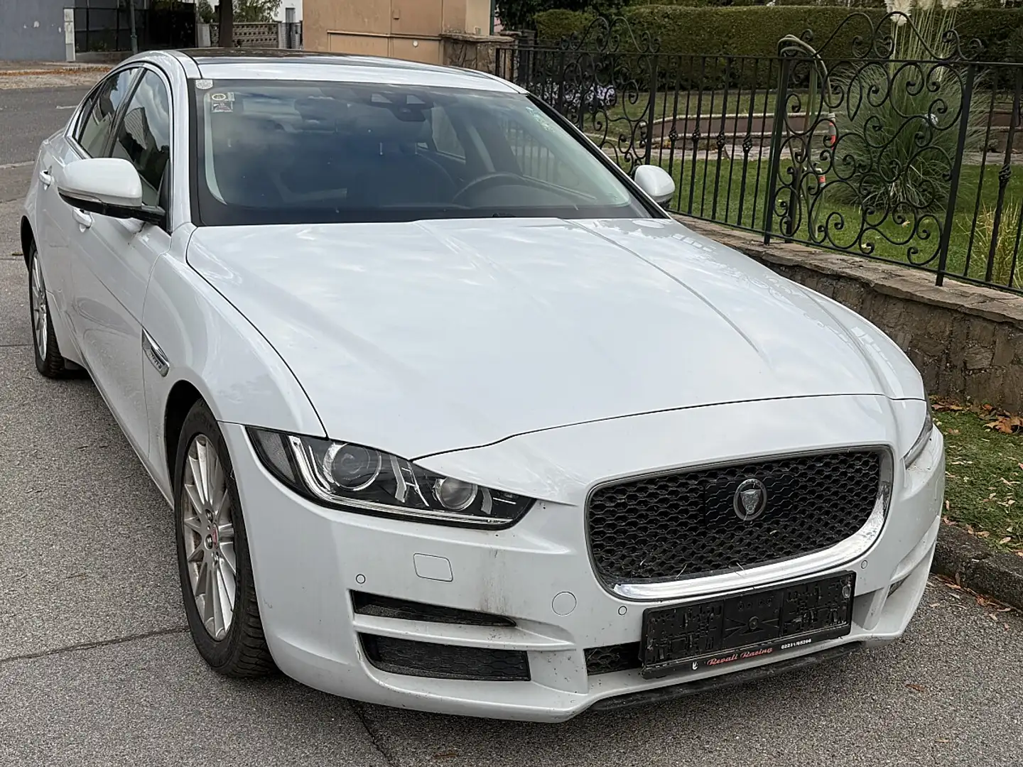 Jaguar XE E-Performance Prestige*PANO*LEDER*NAVI*VOLL** Weiß - 2