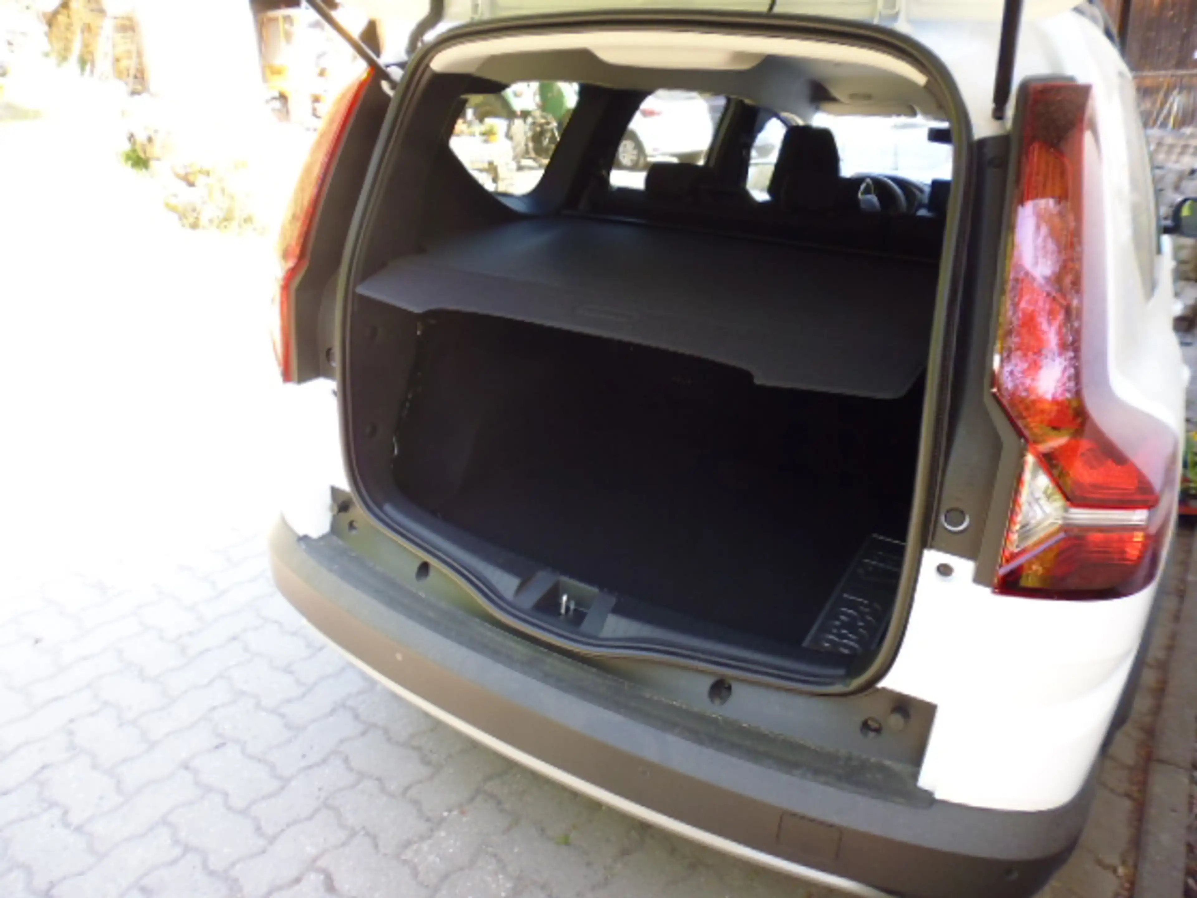 Dacia Jogger 5 TCe 120 ECO-G Essential Klima 5Sitzer — photo 2