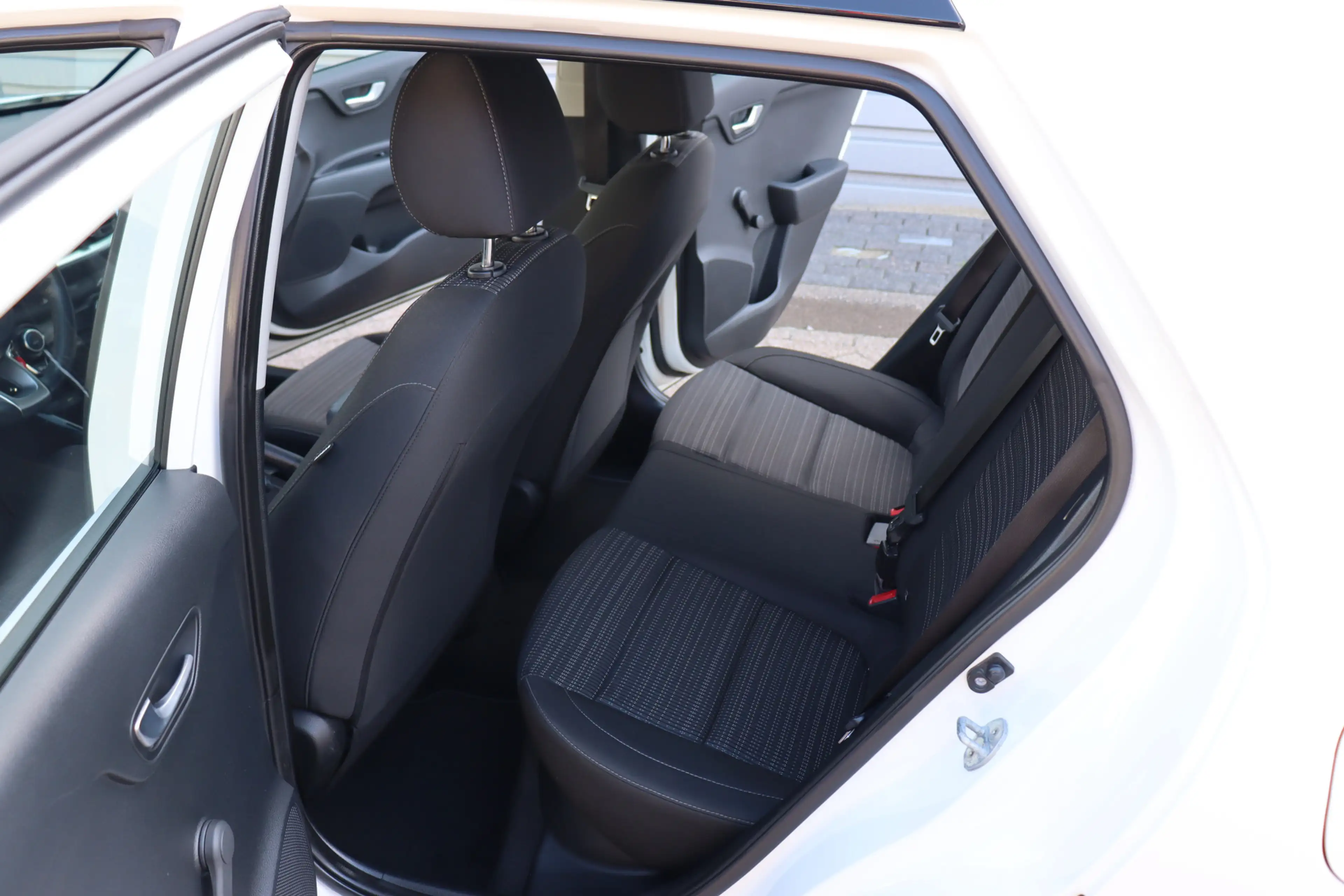 Kia Stonic 1.0 T-GDi MHEV DynamicLine O.a: Clima, Navi, Ad. C — photo 25