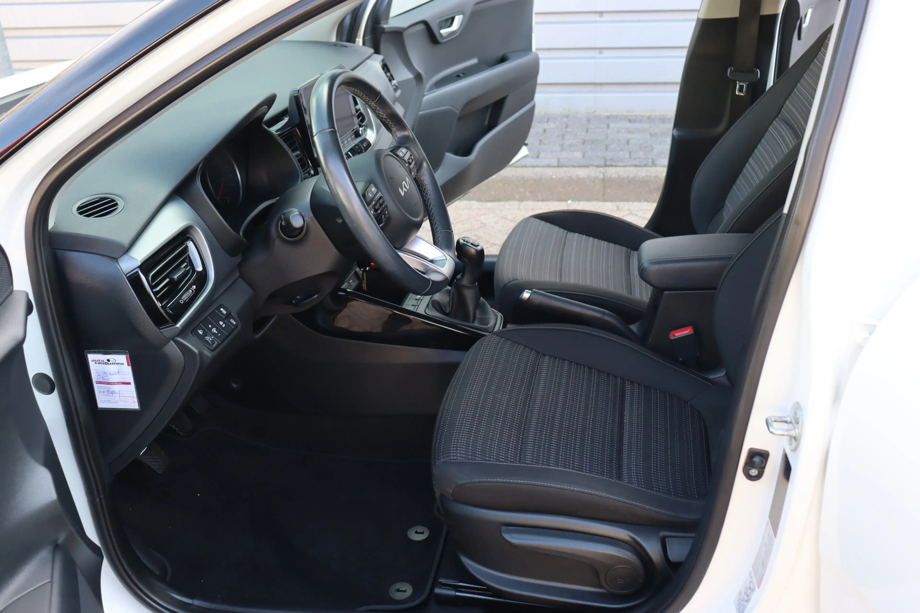 Kia Stonic 1.0 T-GDi MHEV DynamicLine O.a: Clima, Navi, Ad. C — photo 8