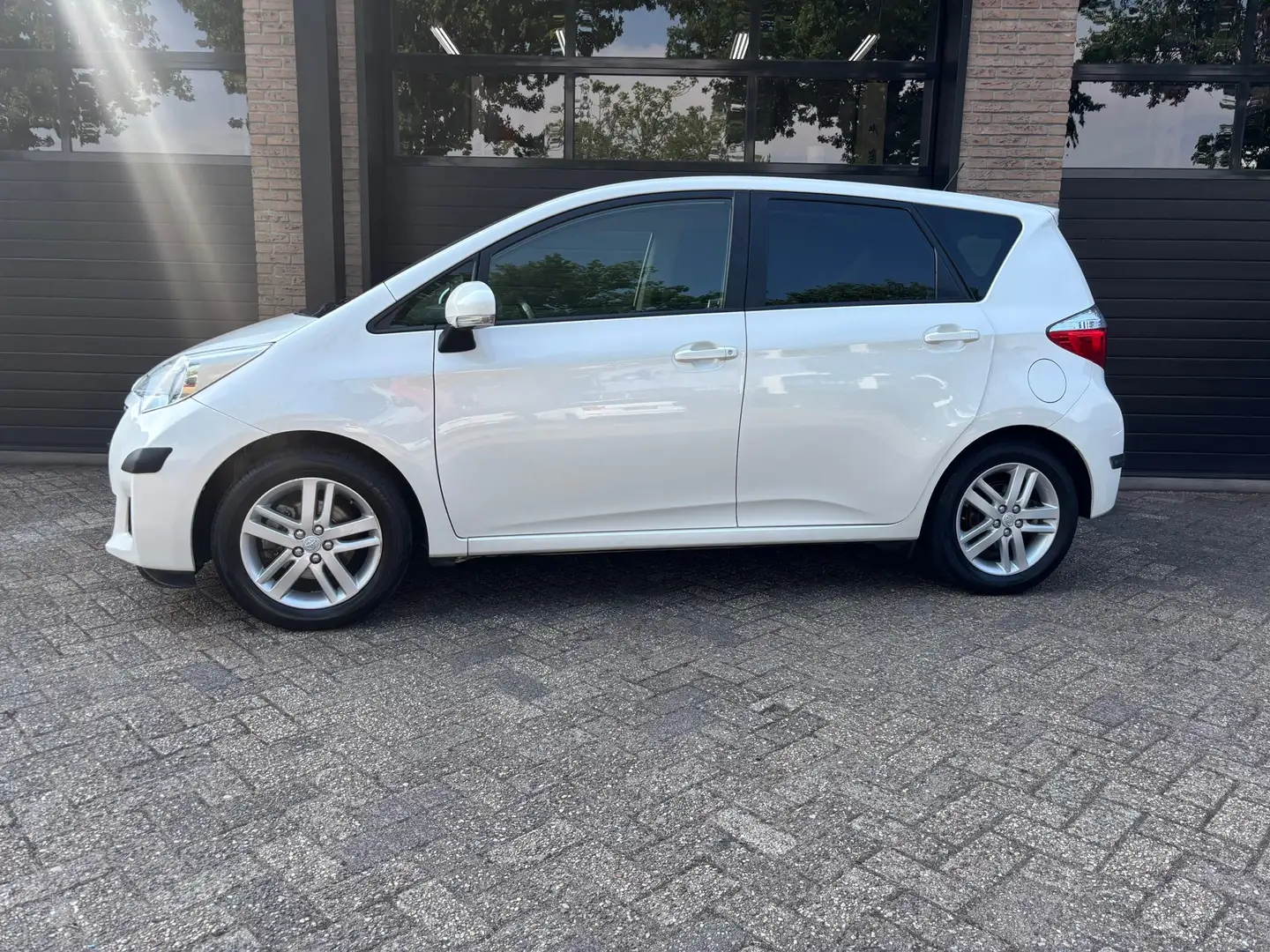 Toyota Verso-S 1.3 VVT-i Dynamic Automaat,Panoramadak,Trekhaak Weiß - 2