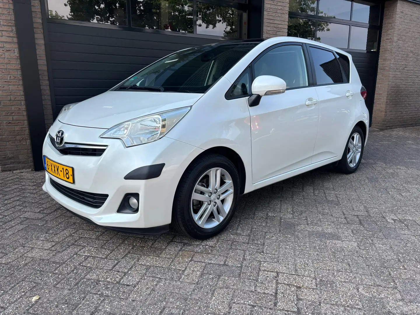 Toyota Verso-S 1.3 VVT-i Dynamic Automaat,Panoramadak,Trekhaak Weiß - 1